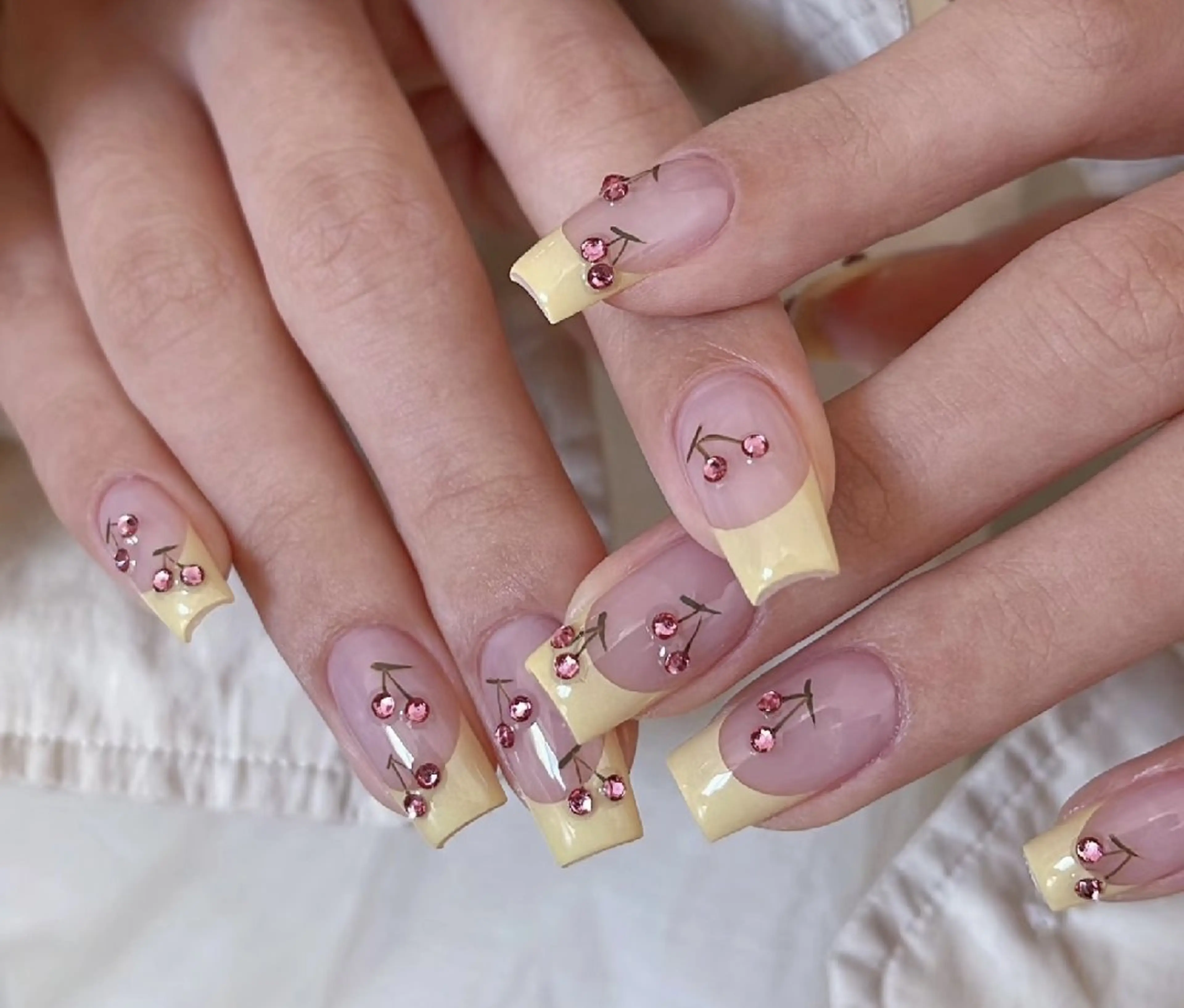 ネイル チークネイル 長さ出し フレンチネイル ジェルネイル キラキラネイル ハンドネイル UM Nail Salonのネイルデザイン