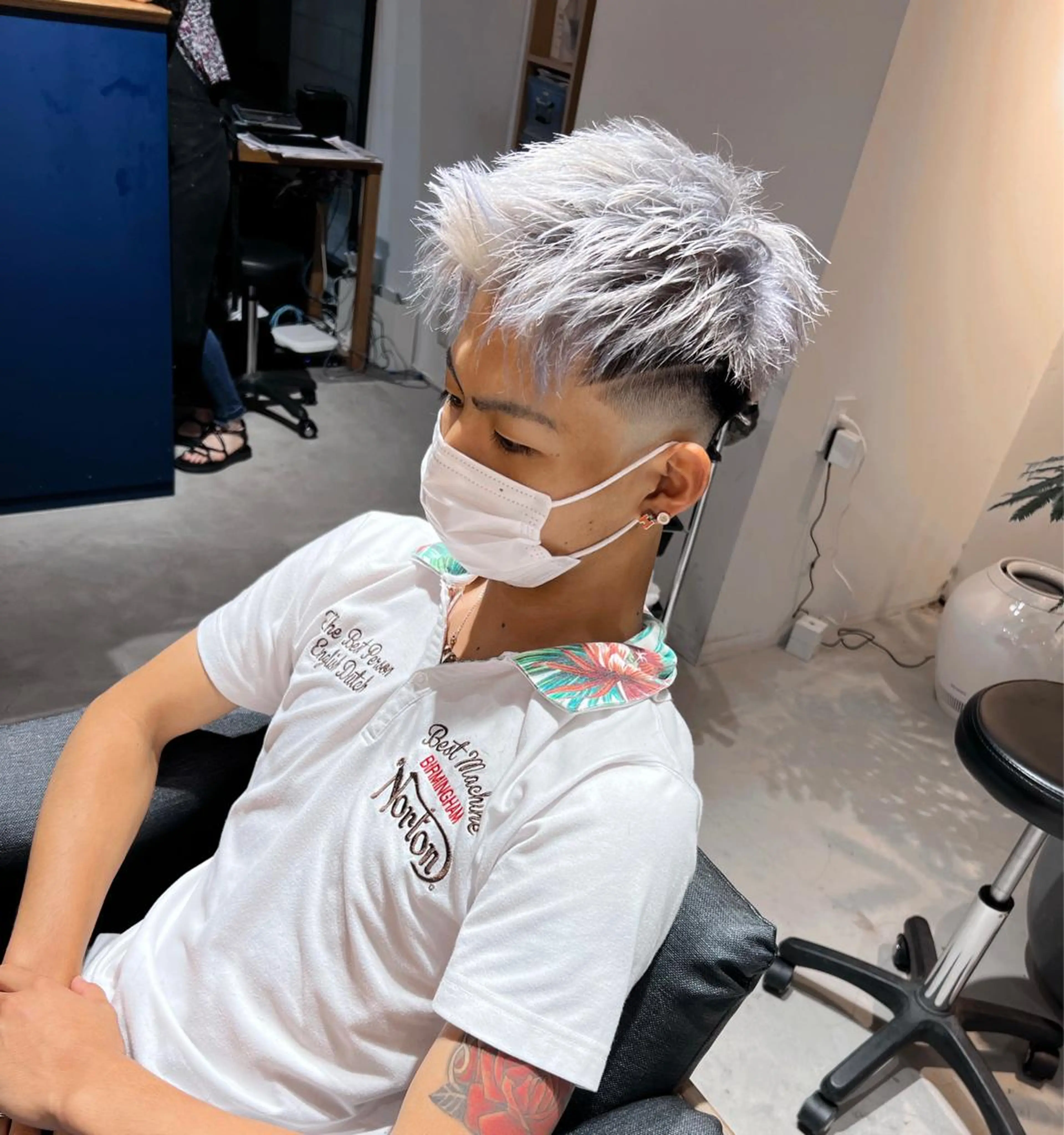 カラー メンズ フェードカット スキンフェード シルバー カット ヘアカラー トリートメント メンズ専門　井藤 雅也のヘアスタイル