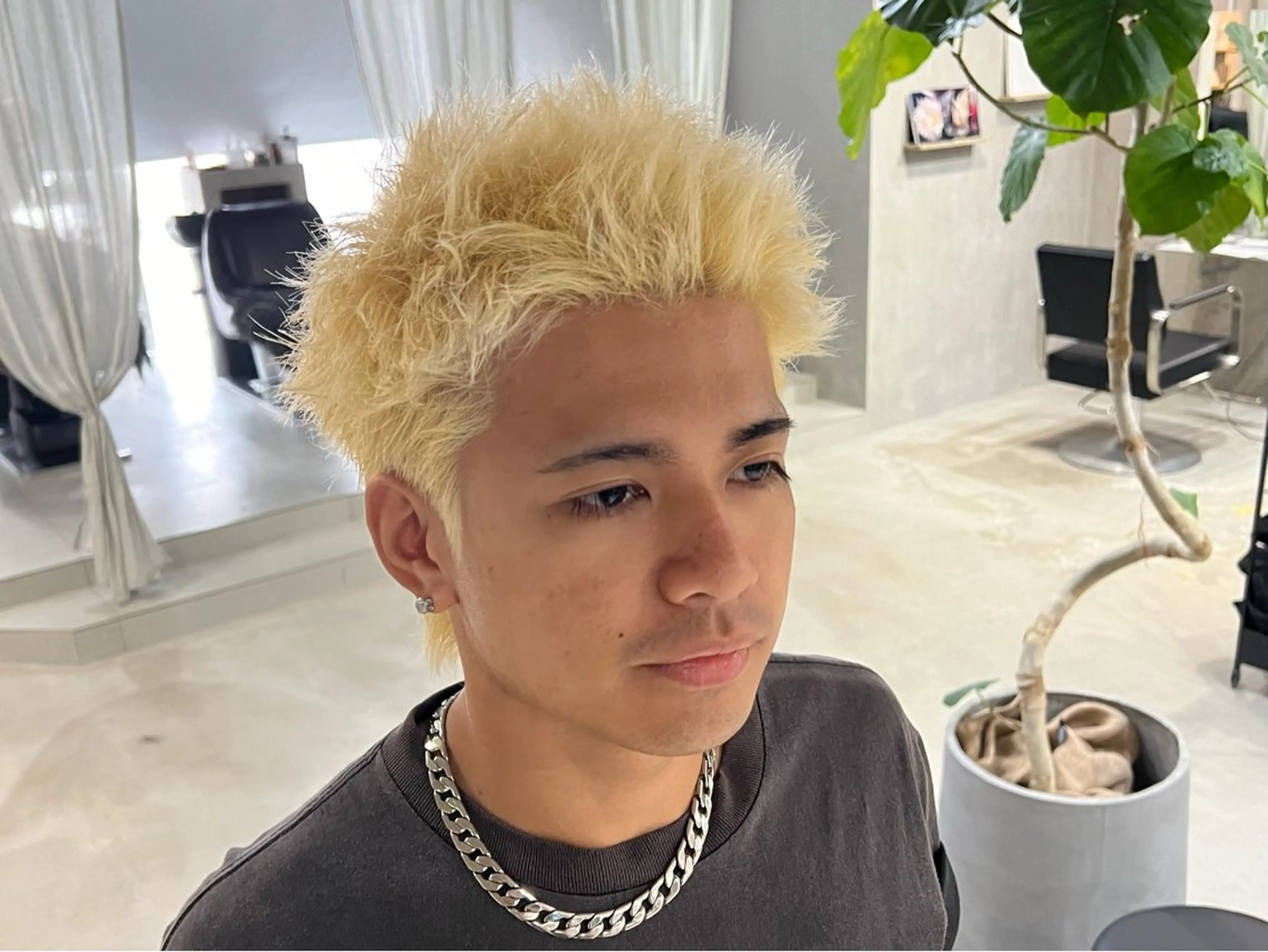 カラー 抜きっぱなしブロンド カット ヘアカラー LUCK 船橋のヘアスタイル