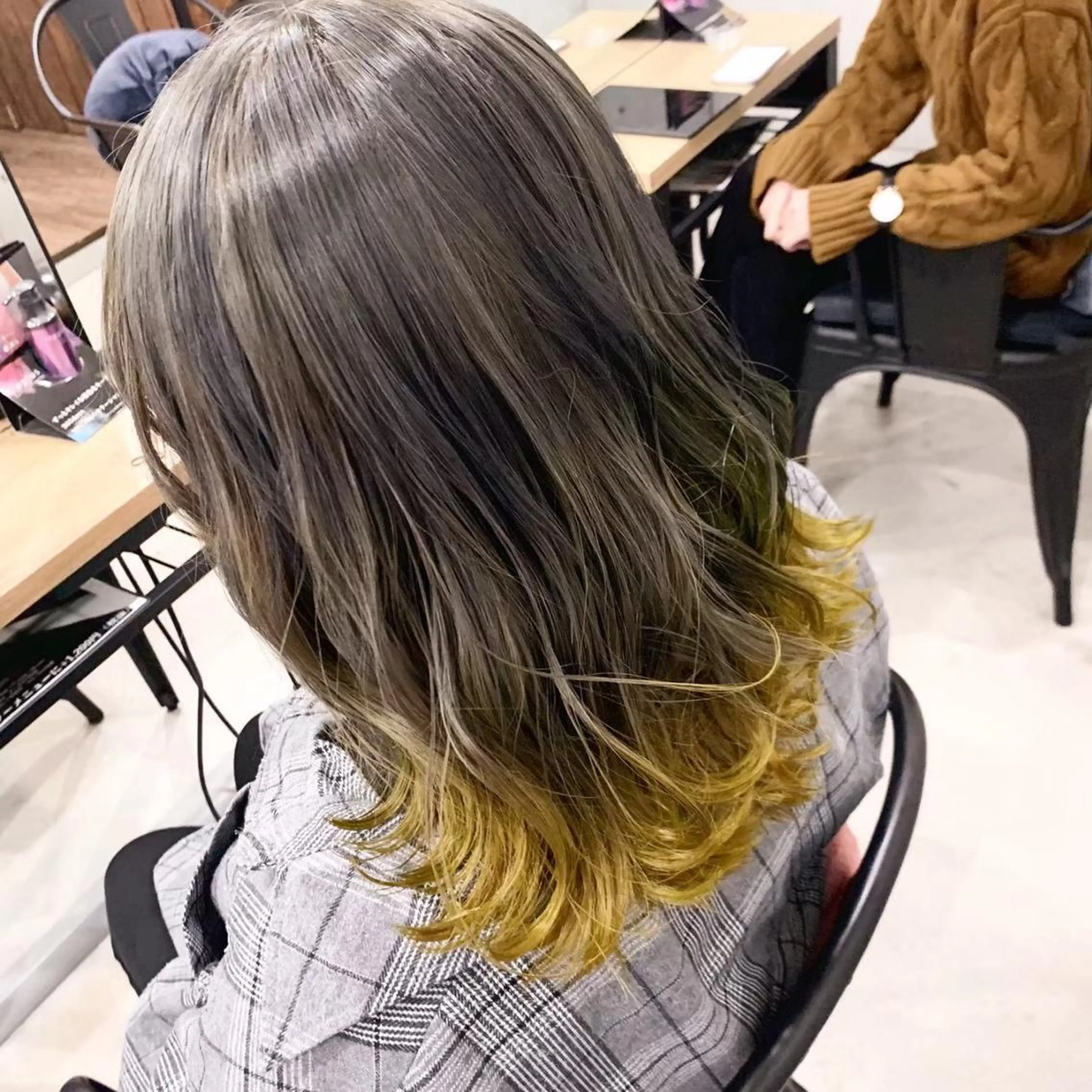 ミディアム カラー パーマ ヘアアレンジ ネイル マツエク・マツパ アイブロウ ショートボブ ミディアムパーマ バレイヤージュ ブリーチ ケアブリーチ カラー特化サロン大阪 ルービック江坂/新城のヘアスタイル
