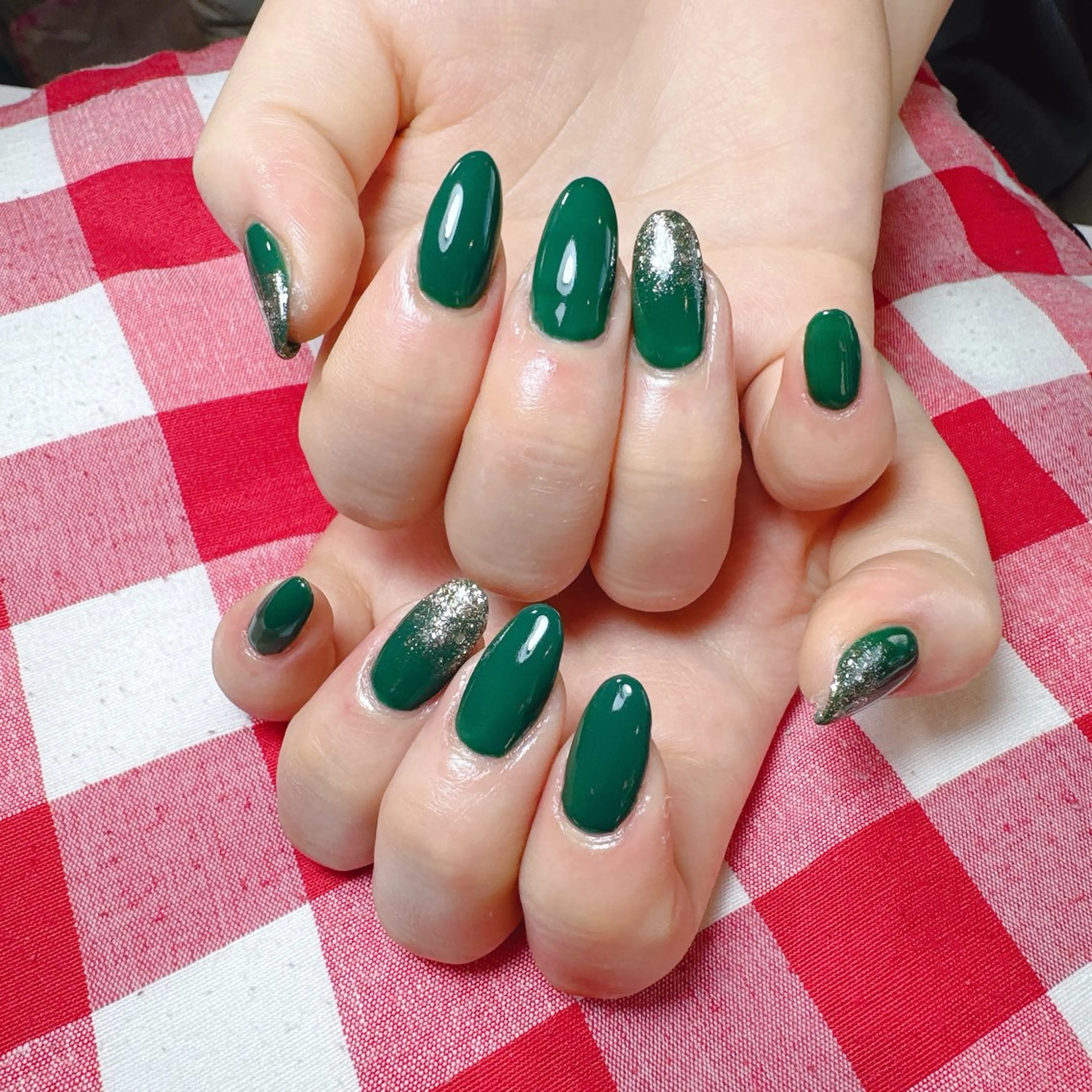 ネイル ゴールド グリーン ラメ(グリッター) シンプルネイル 冬ネイル Mignon Reve所属・MignonReve ☺︎MIYUのネイルデザイン