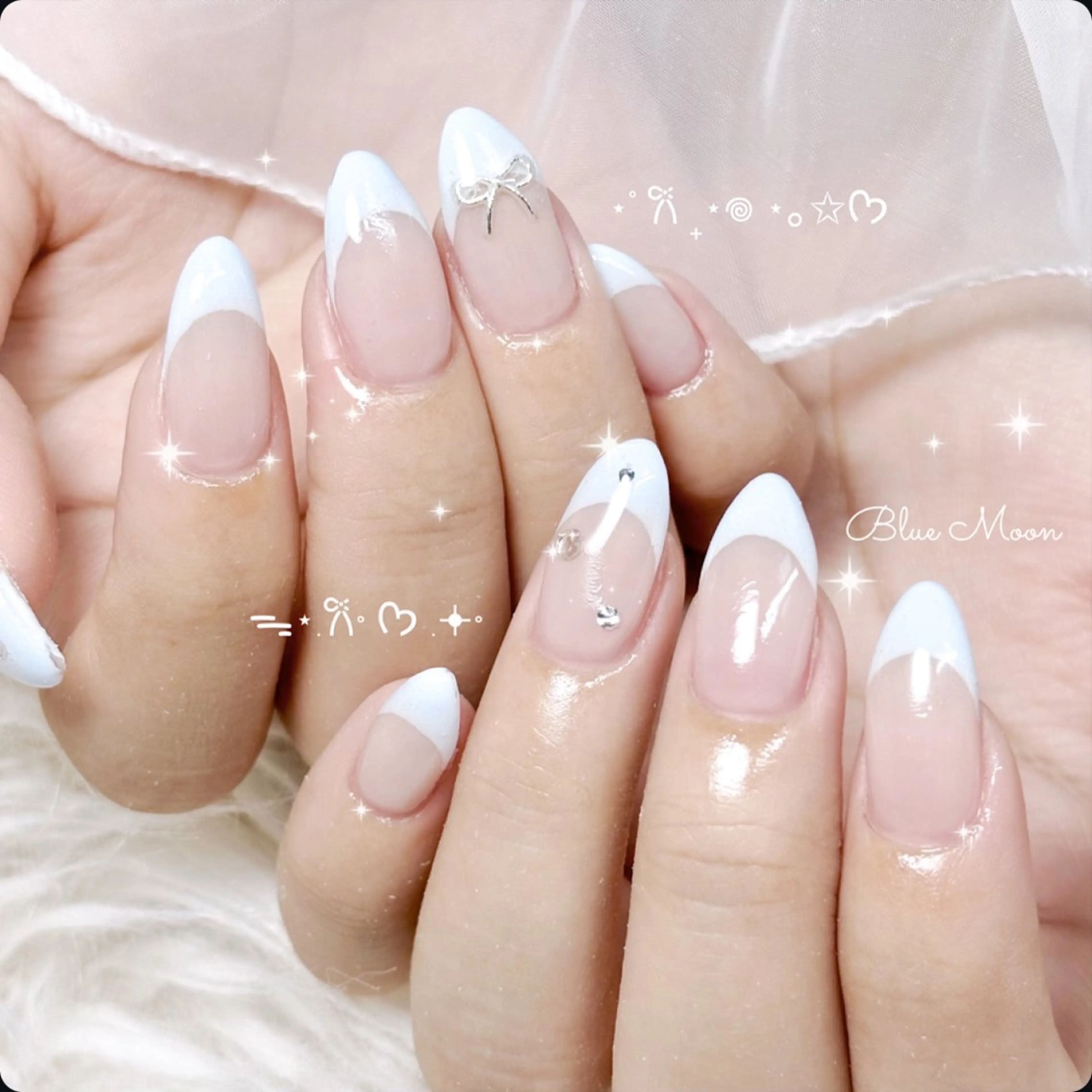 ネイル リボン ストーンネイル ハンドネイル ハンドケア nail salon Blue Moonのネイルデザイン