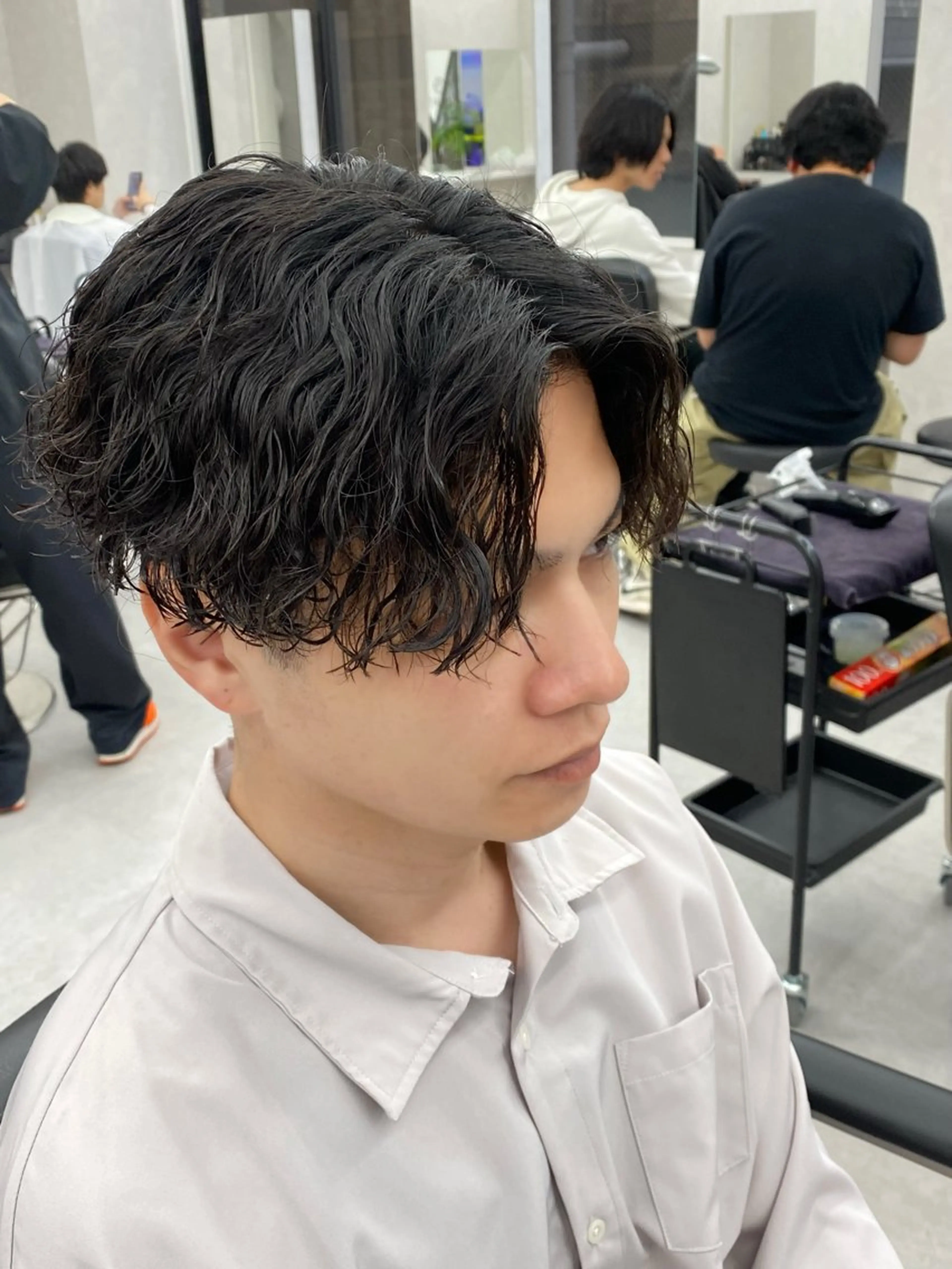 ミディアム パーマ メンズ センターパート 波巻きパーマ 岩井 虎大郎のヘアスタイル