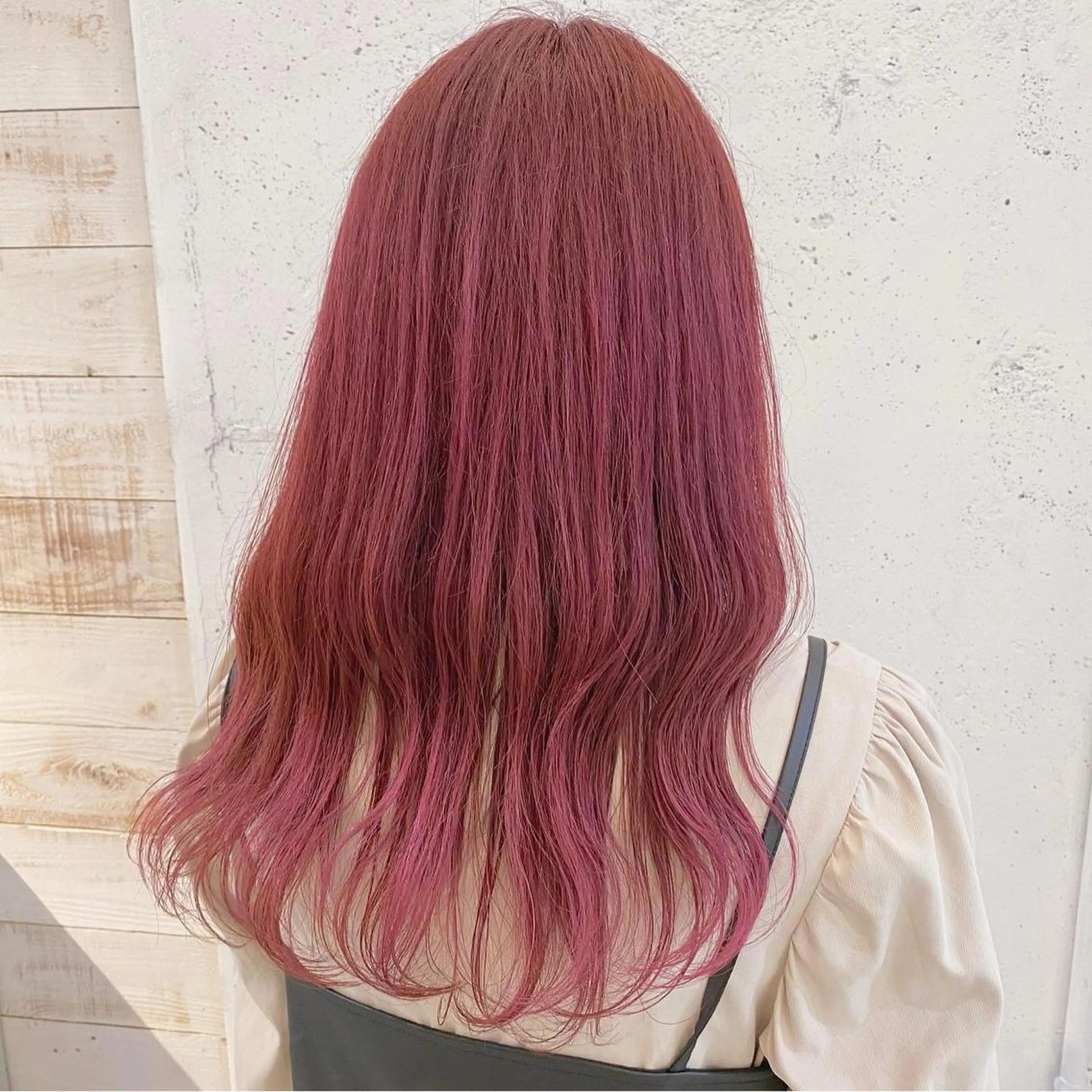 ロング カラー ブリーチ ピンクカラー ブリーチなしカラー レイヤーカットのヘアスタイル