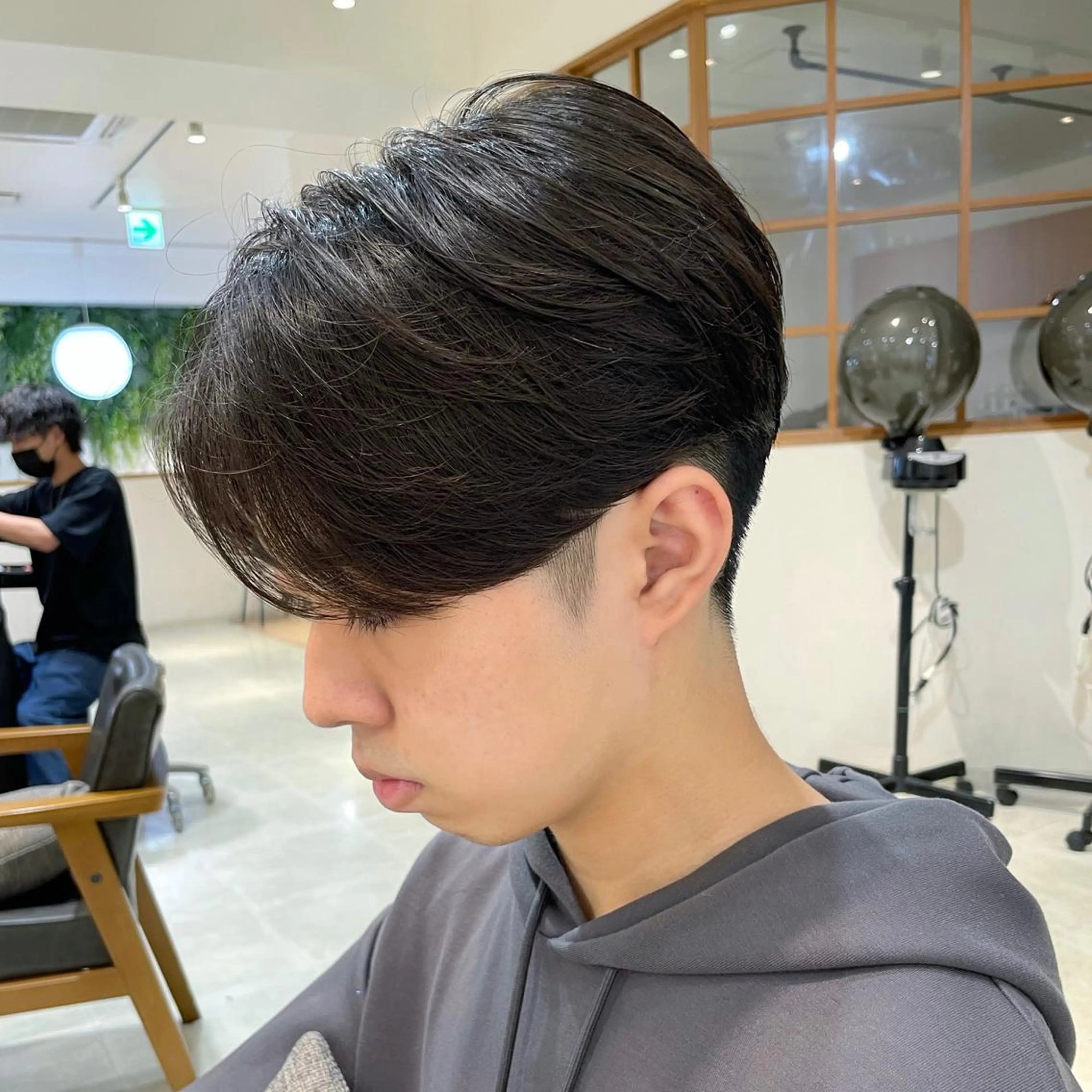 ショート メンズ センターパート 刈り上げ レイヤー/韓国ヘア /顔周り/大久保貴之のヘアスタイル
