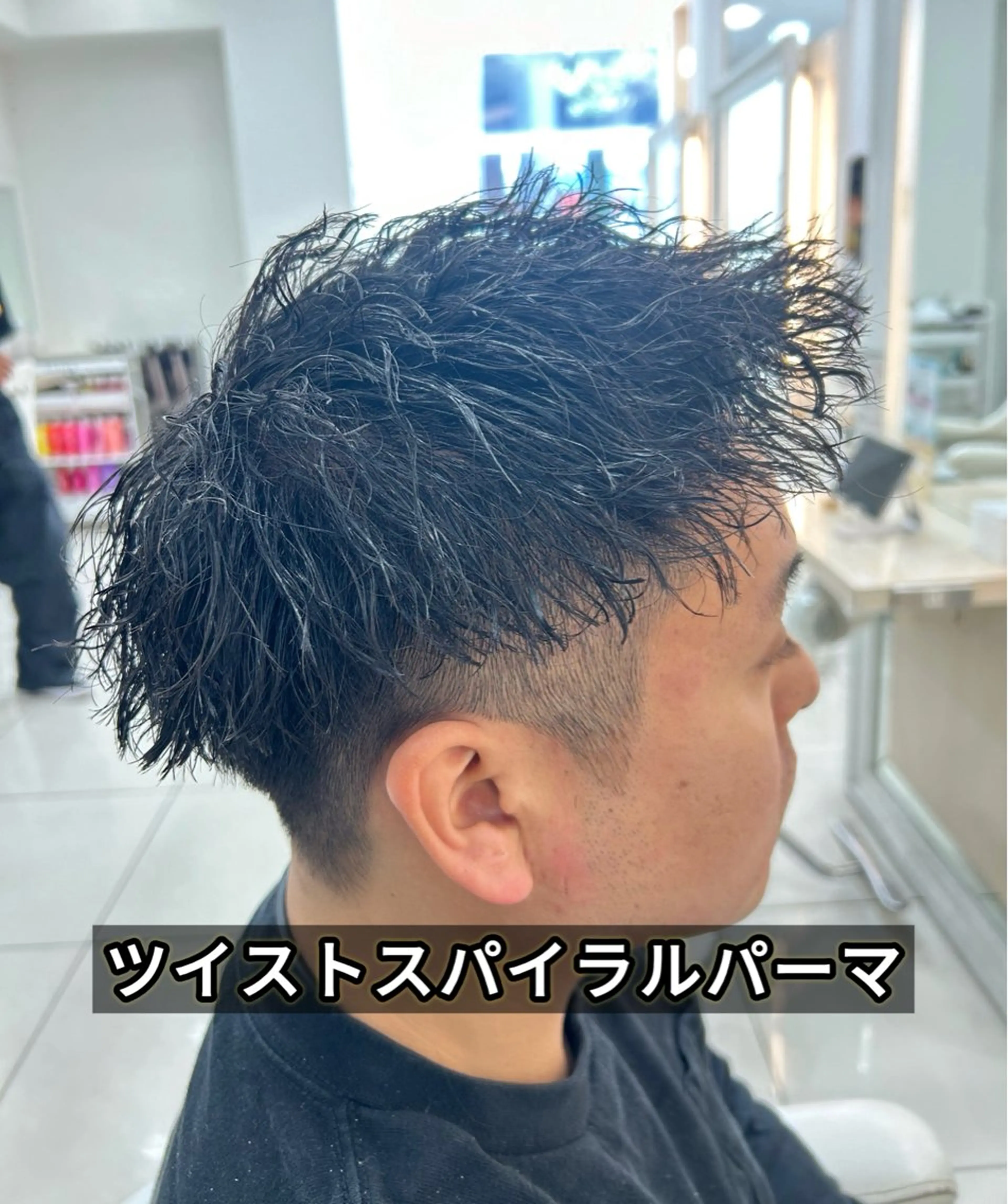 ショート パーマ メンズ センターパート フェードカット フェザーパーマ カルマパーマ マッシュ カット パーマ トリートメント 髪質改善/艶カラー/ メンズパーマ/鈴木のヘアスタイル