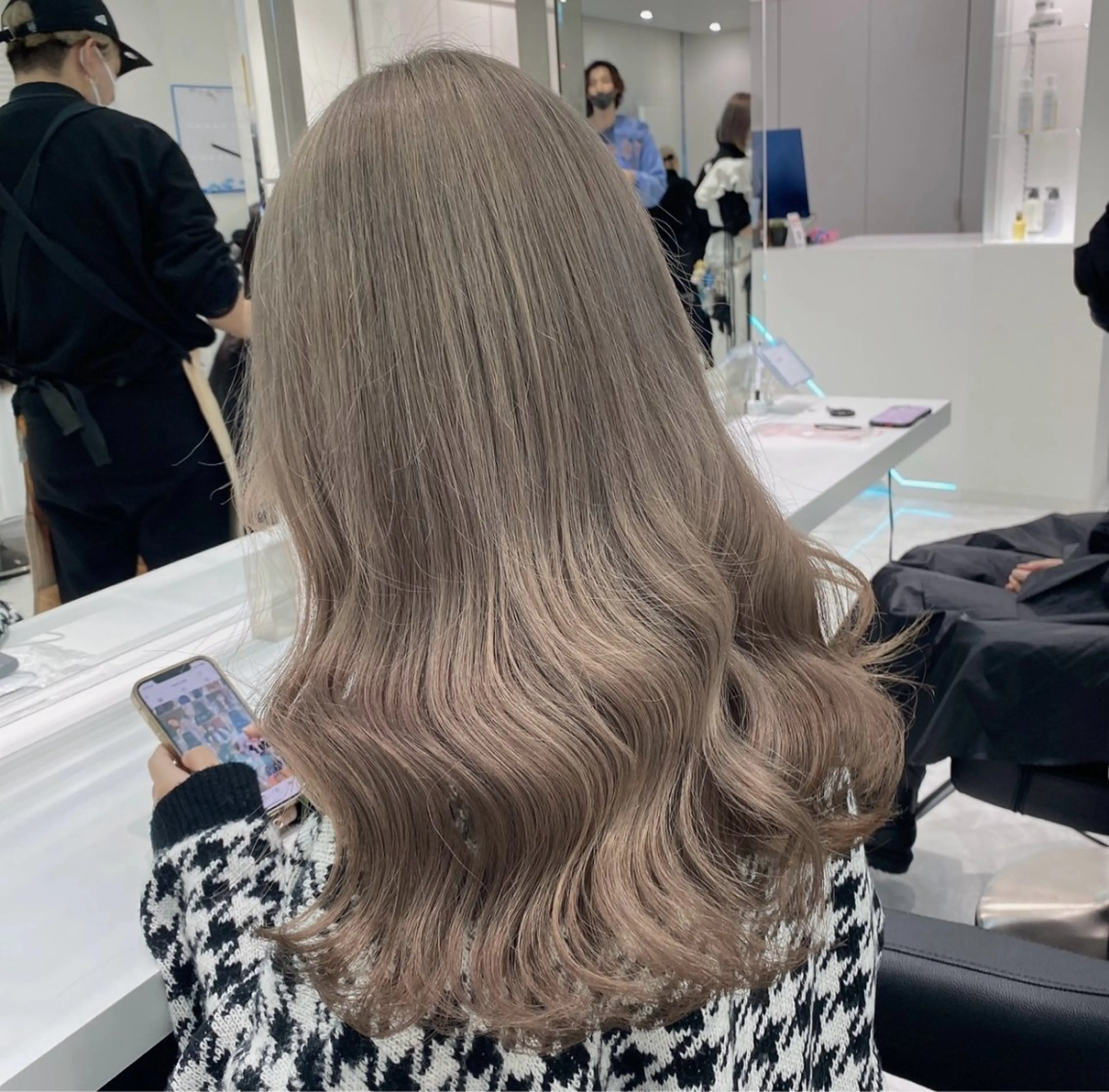 セミロング カラー ヘアアレンジ ヘアカラー トリートメント ヘッドスパ 🩵ダメージレス艶感 ハイトーン🩷のヘアスタイル