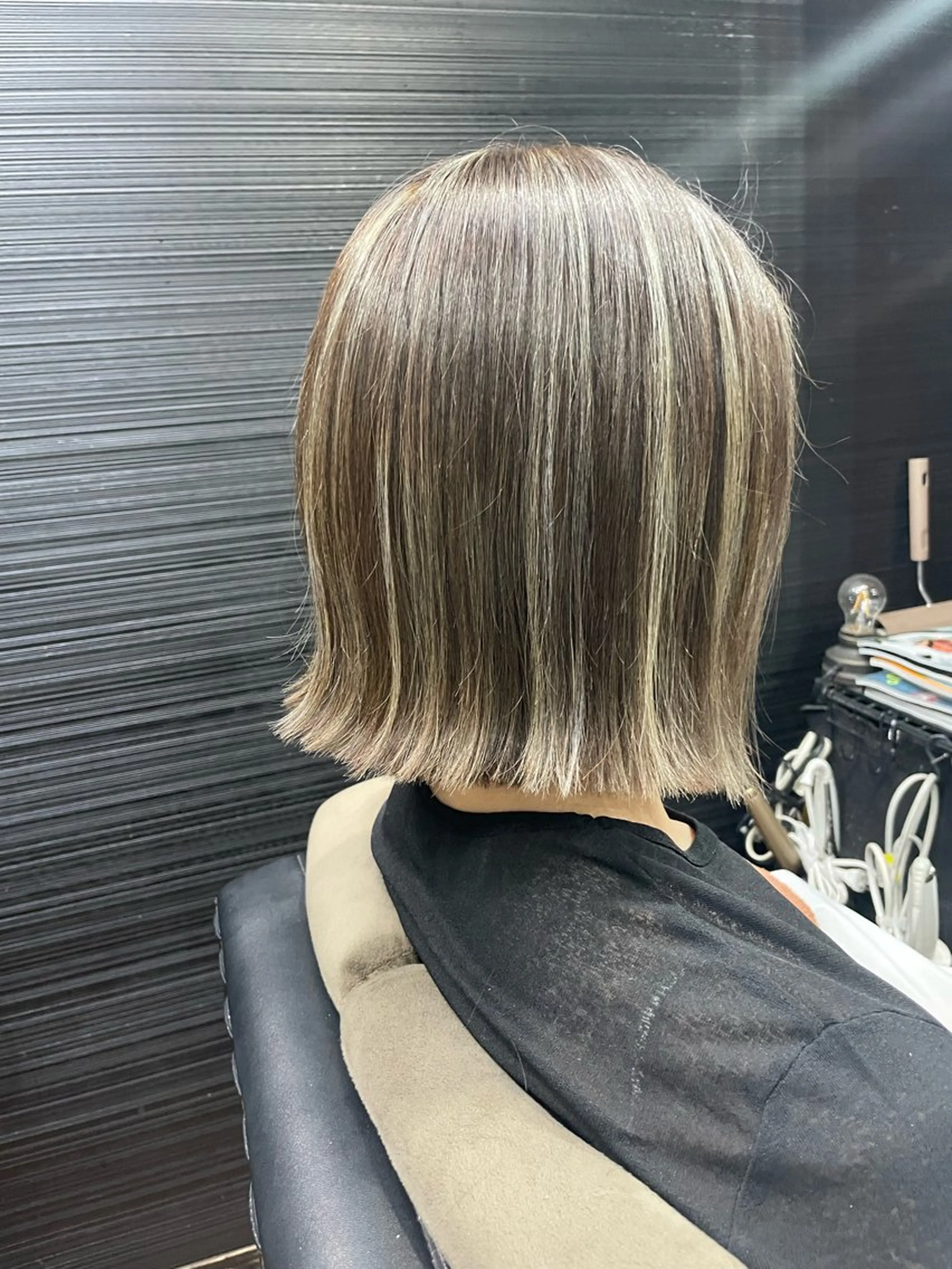 ショート カラー ベージュカラー ハイライトカラー オリーブベージュ ハイライト カット ヘアカラー VERONIQUE所属・山本 雅由のヘアスタイル