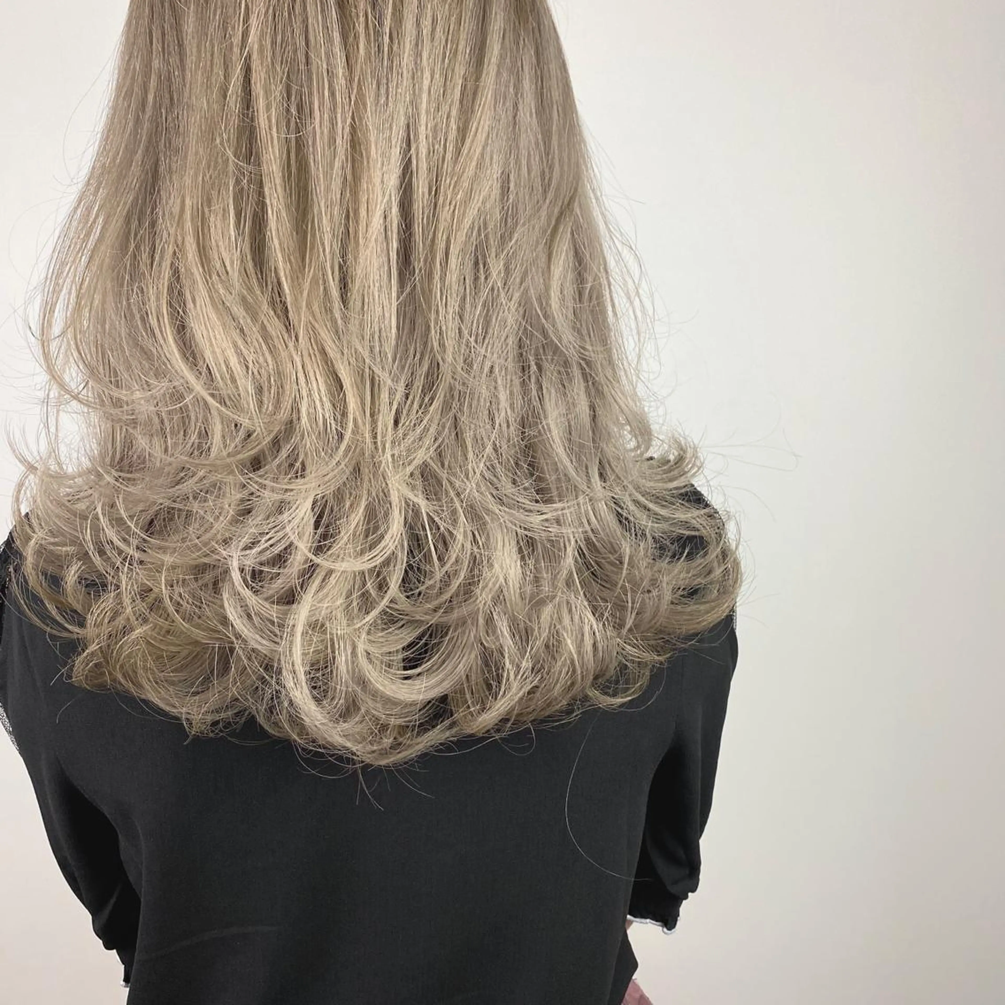 ロング カラー ブリーチ ハイトーンカラー シルバー レイヤーカット ヘアカラー トリートメント (h)wim ウィムのヘアスタイル