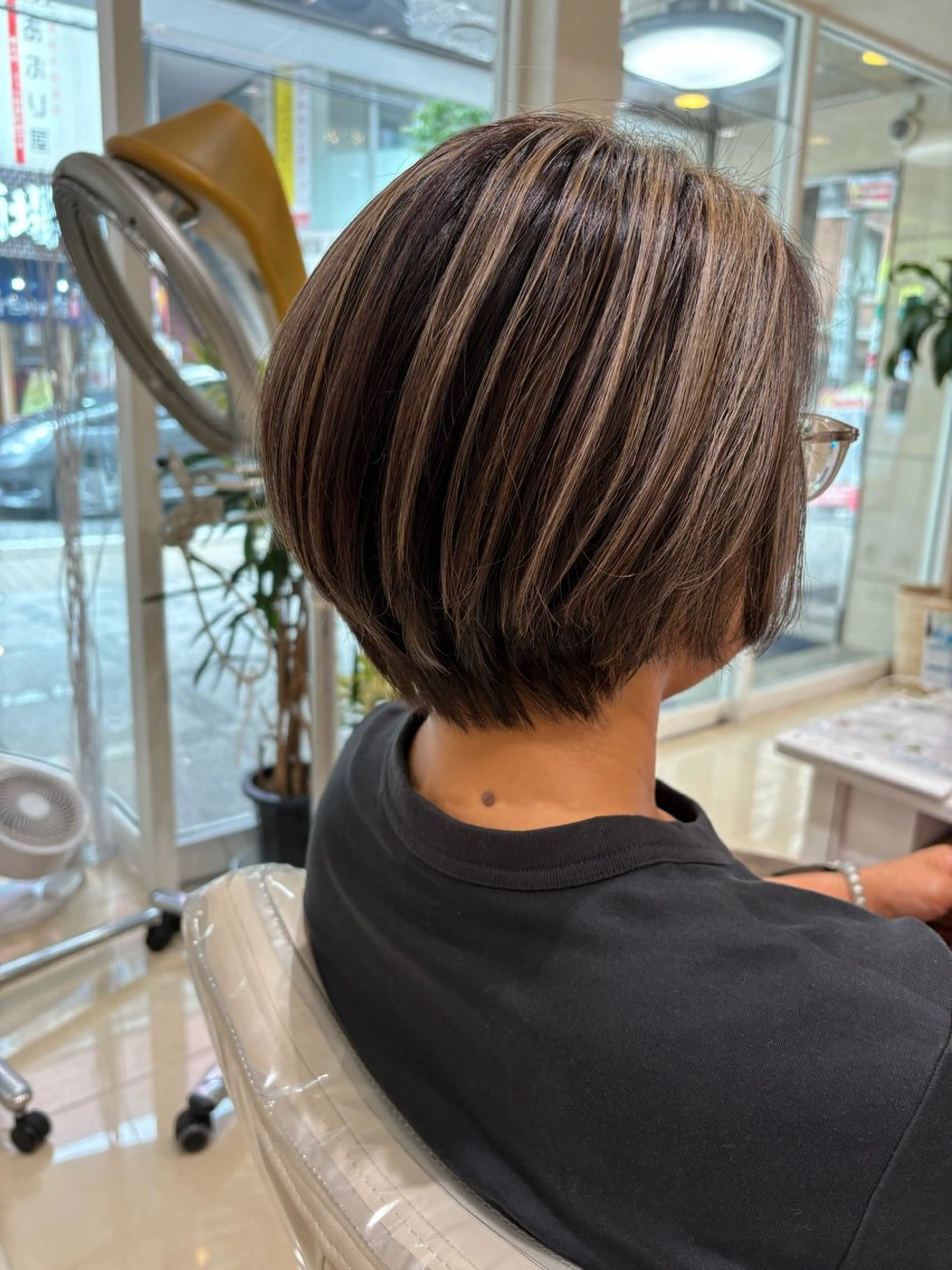 ショート カラー ハイライトカラー ハイライト カット ヘアカラー トリートメント ぷっつりボブ🫧 タケウチアミのヘアスタイル