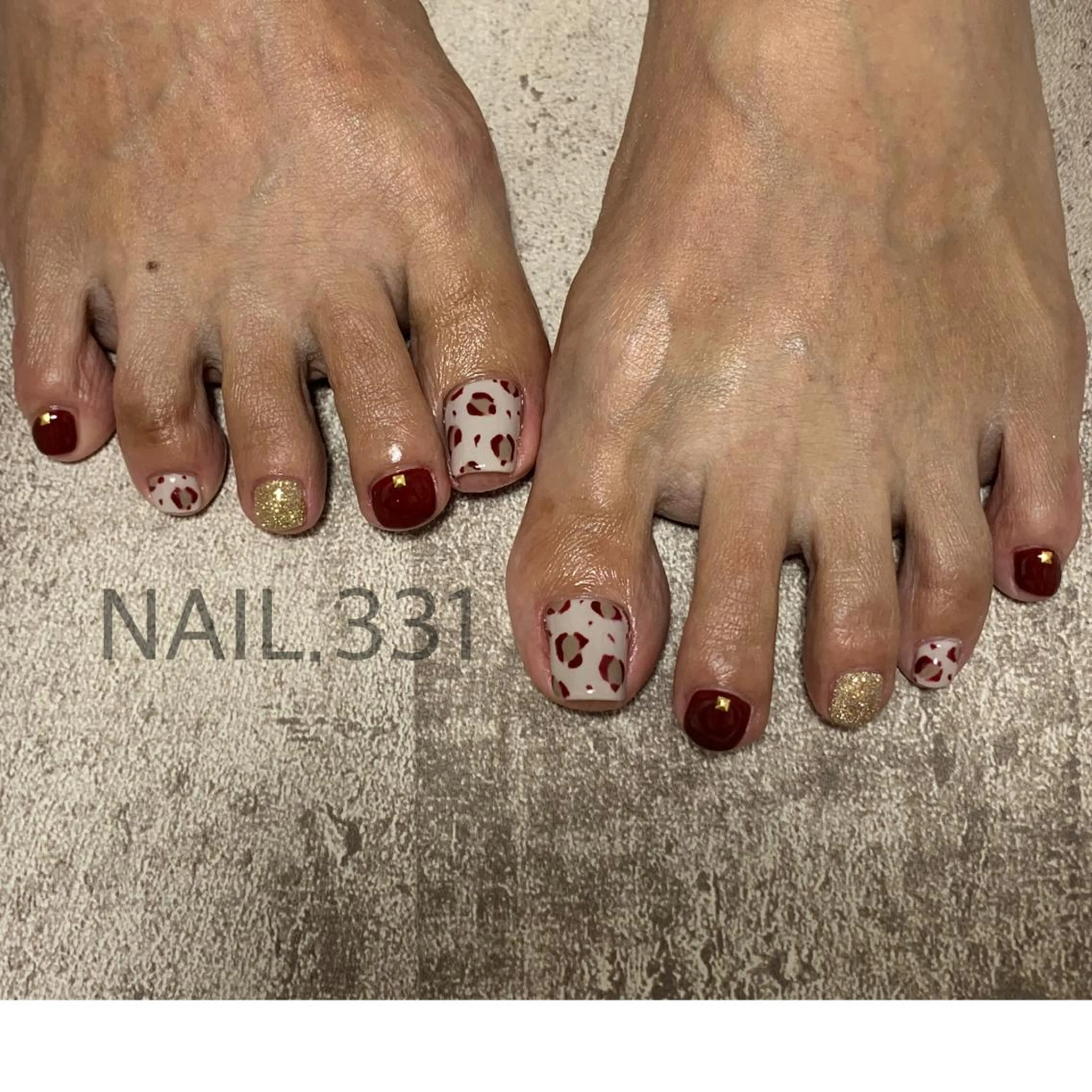 ネイル アニマル柄 ボルドー フラッシュネイル フットネイル ラメ(グリッター) ハンドネイル NAIL.331所属・Nail 331のネイルデザイン