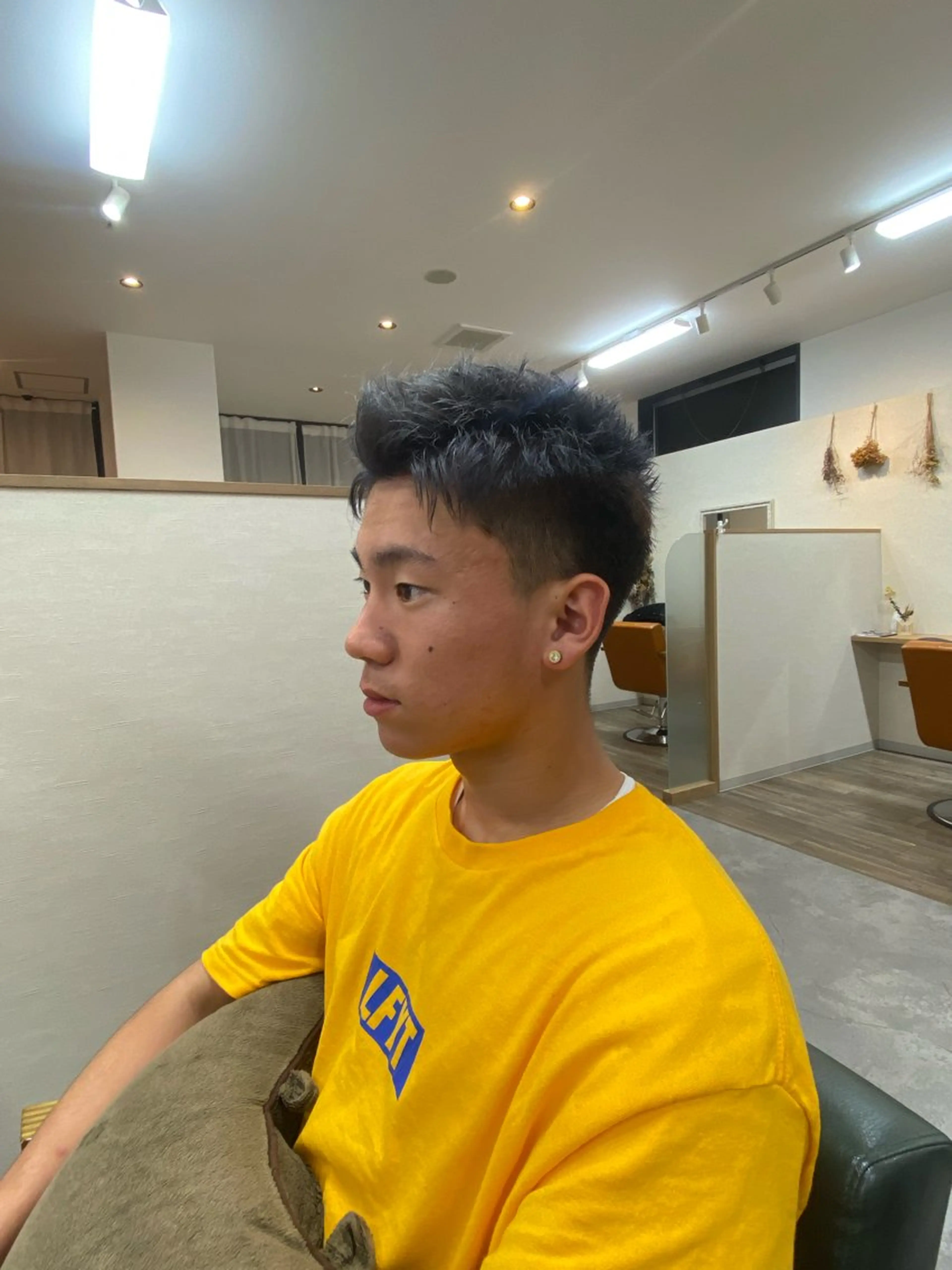 ショート カラー メンズ シルバー ヘアカラー ミナリスヘアーデザイン所属・ミツツカ リンタロウのヘアスタイル