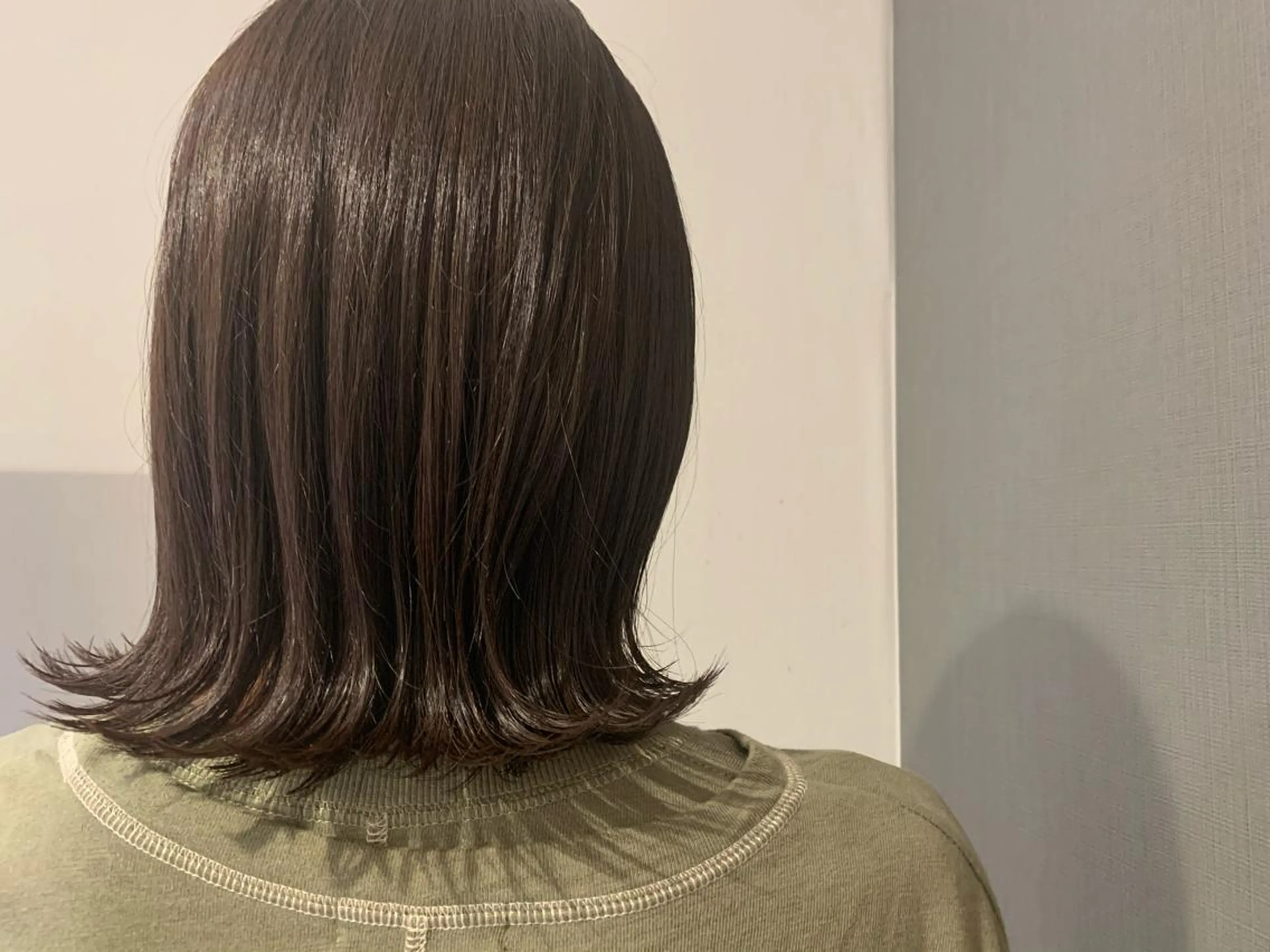 ミディアム カラー 切りっぱなしボブ アッシュ ラベンダーカラー ラベンダーアッシュ ボブ Eleanor 立川北口のヘアスタイル