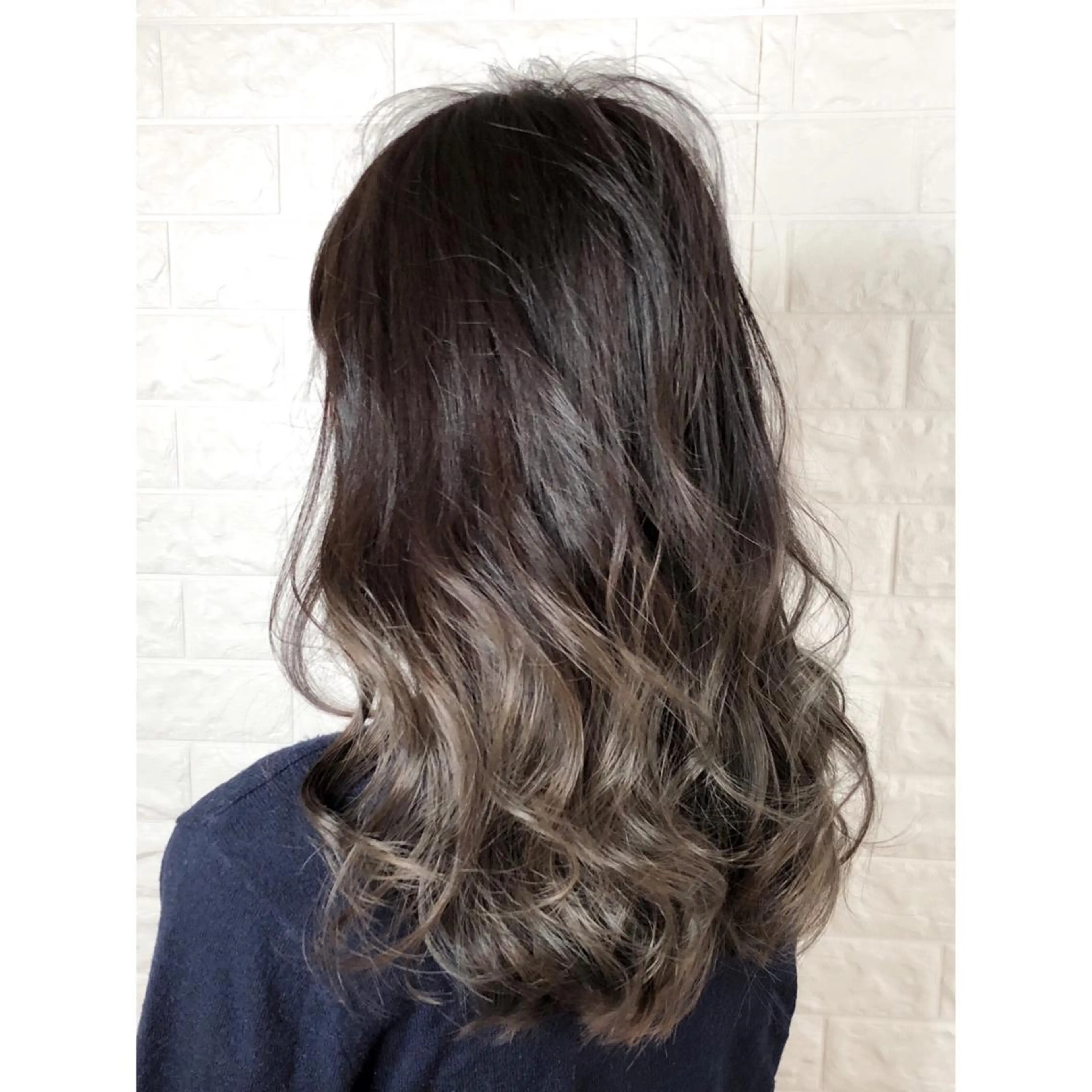 ミディアム カラー バレイヤージュ ブリーチ グレージュ レイヤーカット KIZU 髪質改善 オカルト怪談のヘアスタイル