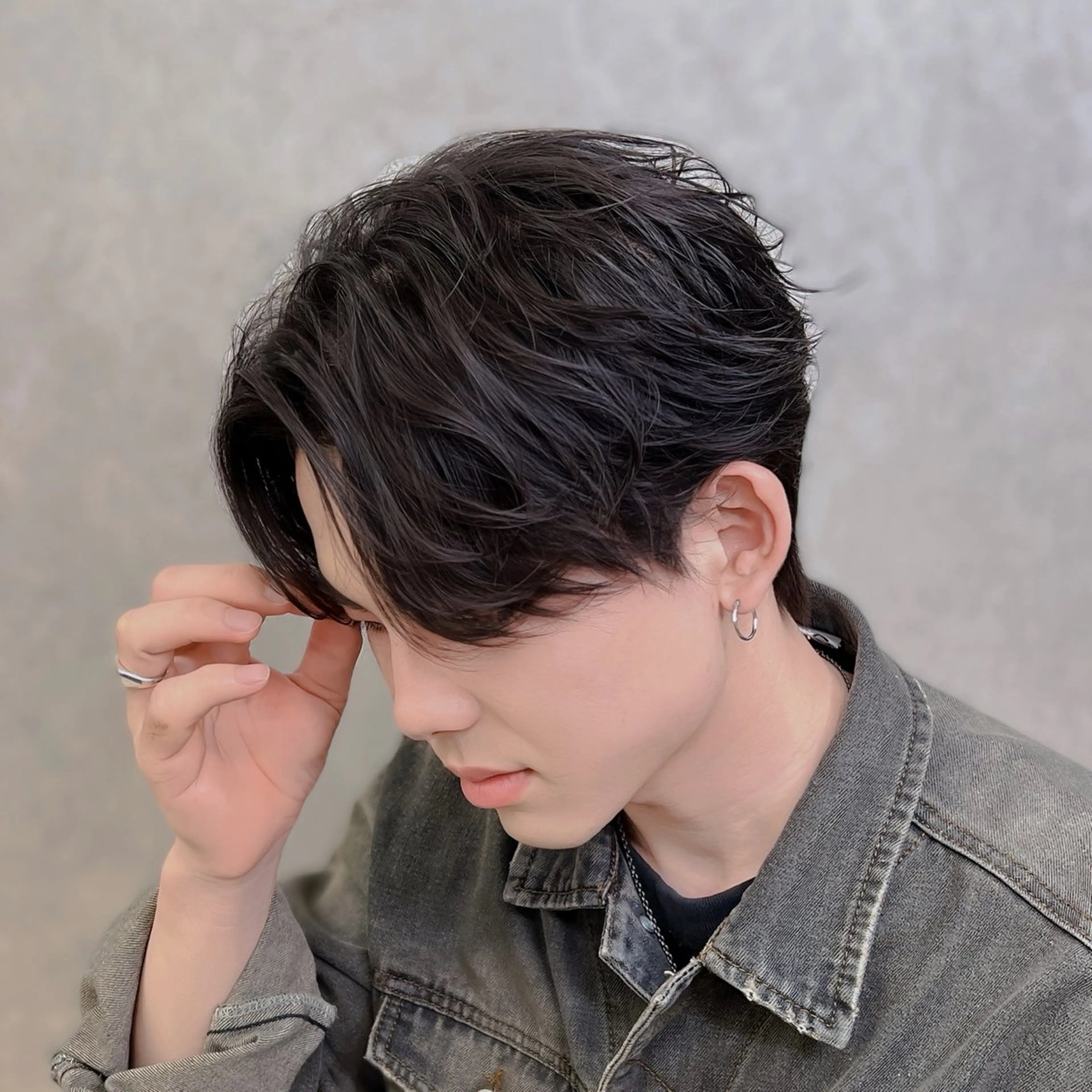 ミディアム メンズ センターパート フェザー/ゆるふわ パーマ/鐘ヶ江 航青のヘアスタイル