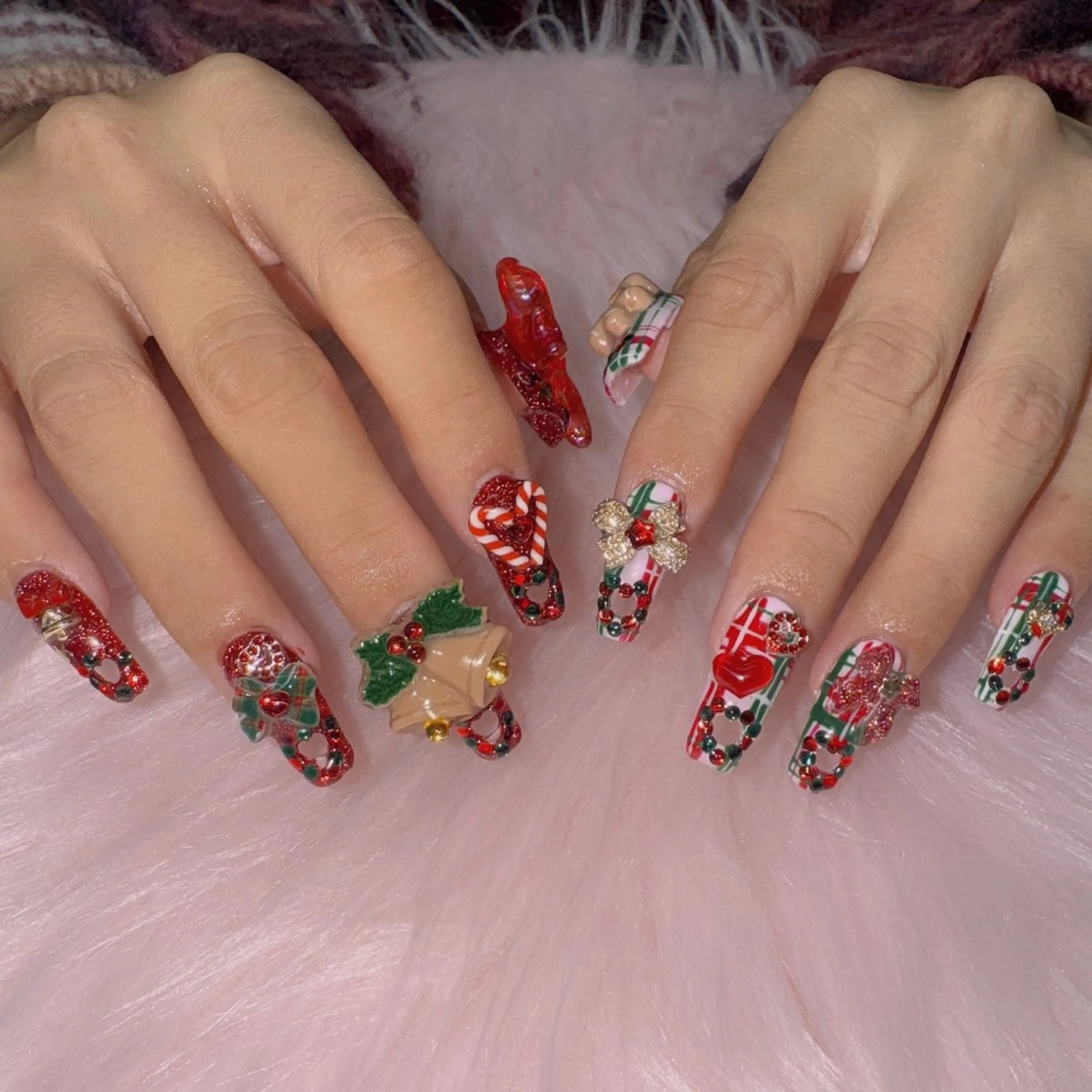 ネイル 長さ出し ハート ネイルチップ 冬ネイル クリスマス ハンドネイル RIEKO🍒 ワンホン♡推しネイルのネイルデザイン