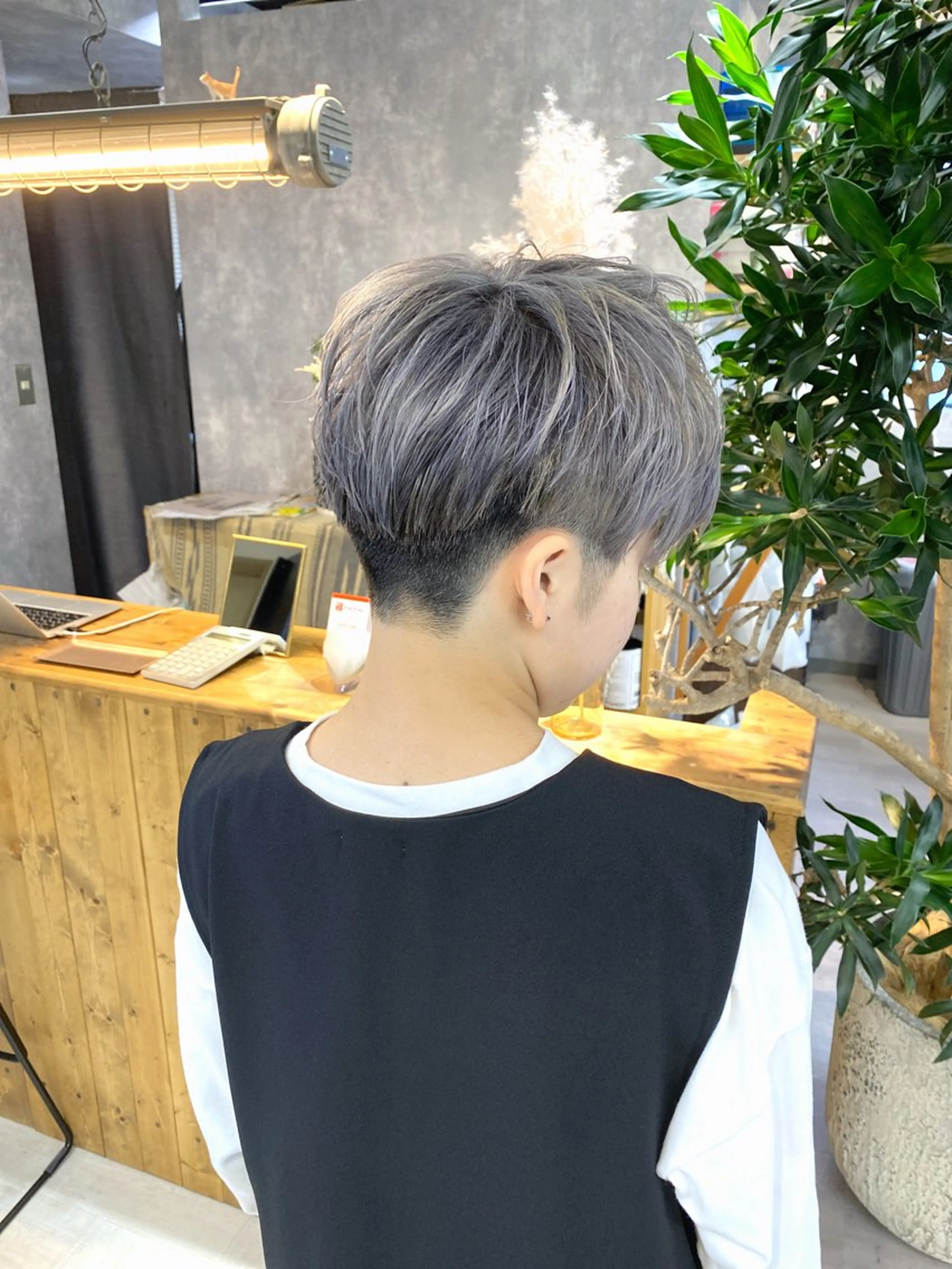ショート カラー メンズ メンズバレイヤージュ メンズブリーチ メンズインナーカラー メンズ韓国風 アッシュ .ico所属・【.ico】心斎橋 飛田ゆうきのヘアスタイル