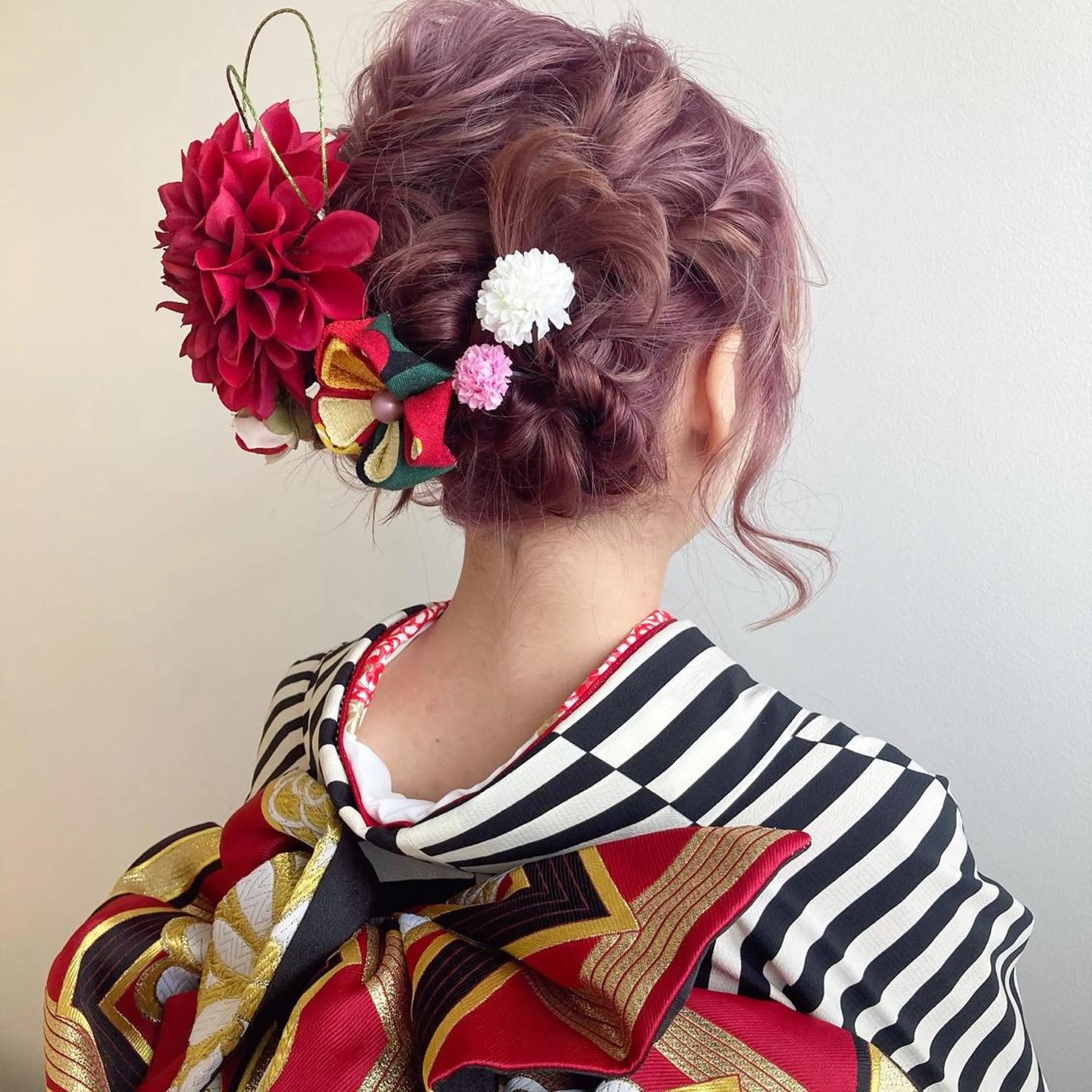 ショート ヘアアレンジ 成人式 ショートヘア mano+所属・砂田 はるかのネイルデザイン