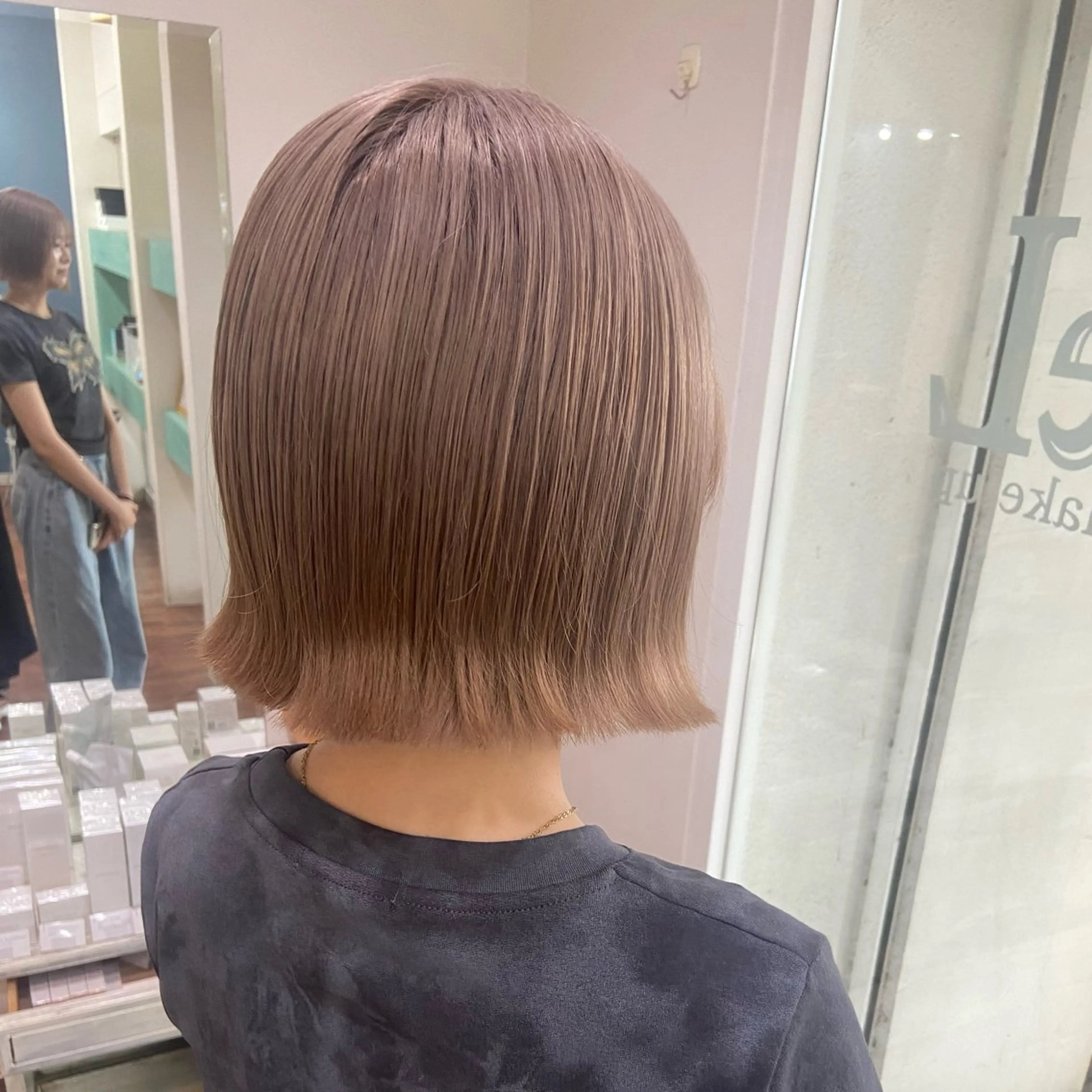 ショート カラー ベージュカラー ボブ 外ハネヘア 伏見稲荷/髪質改善/ ブリーチ/西川奈穂のヘアスタイル