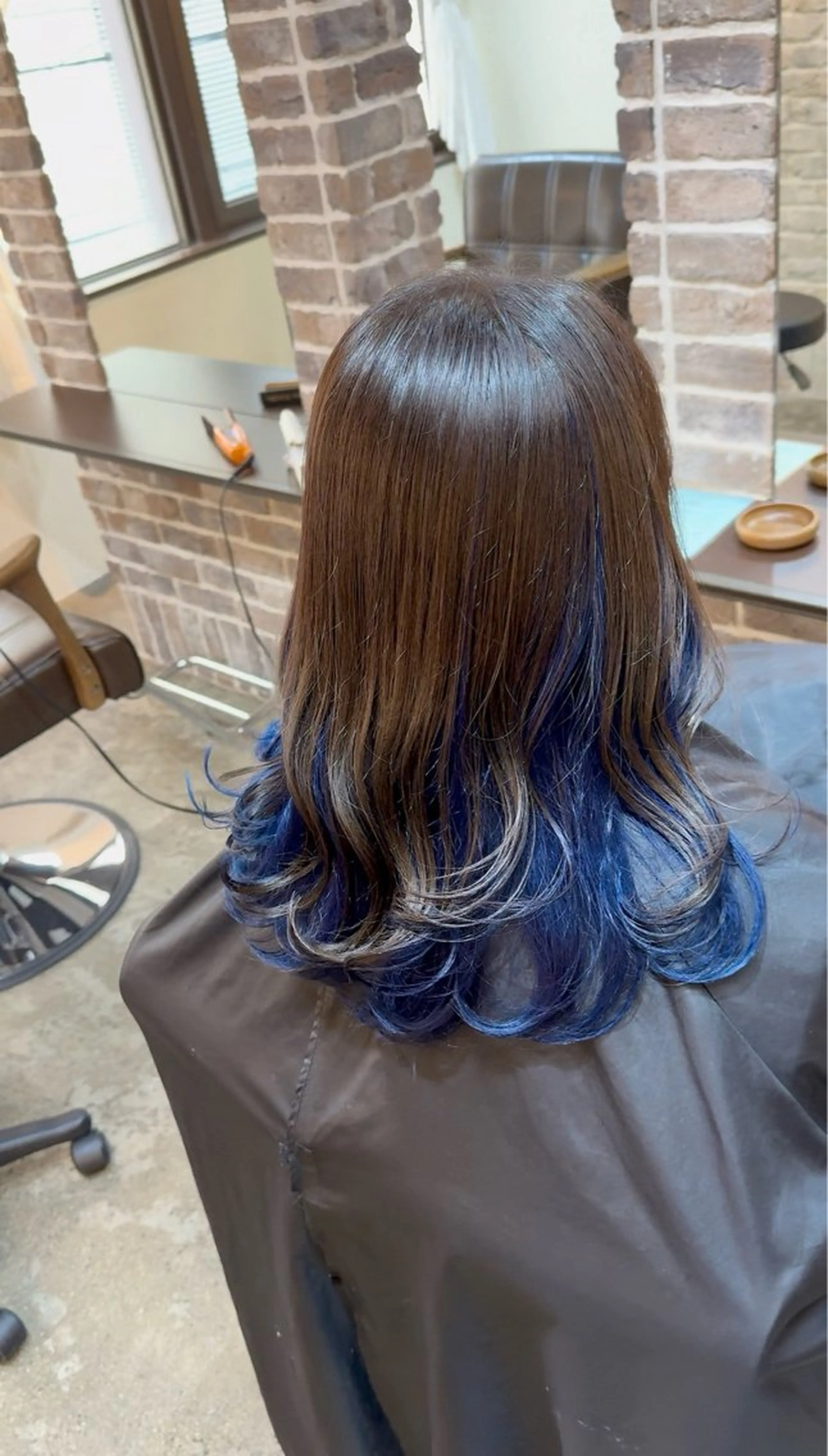 セミロング カラー 黒髪 ブリーチ ブルーカラー インナーカラー カット ヘアカラー トリートメント ACROあべの店所属・艶カラー/インナー /グラデ/大西小百合のヘアスタイル