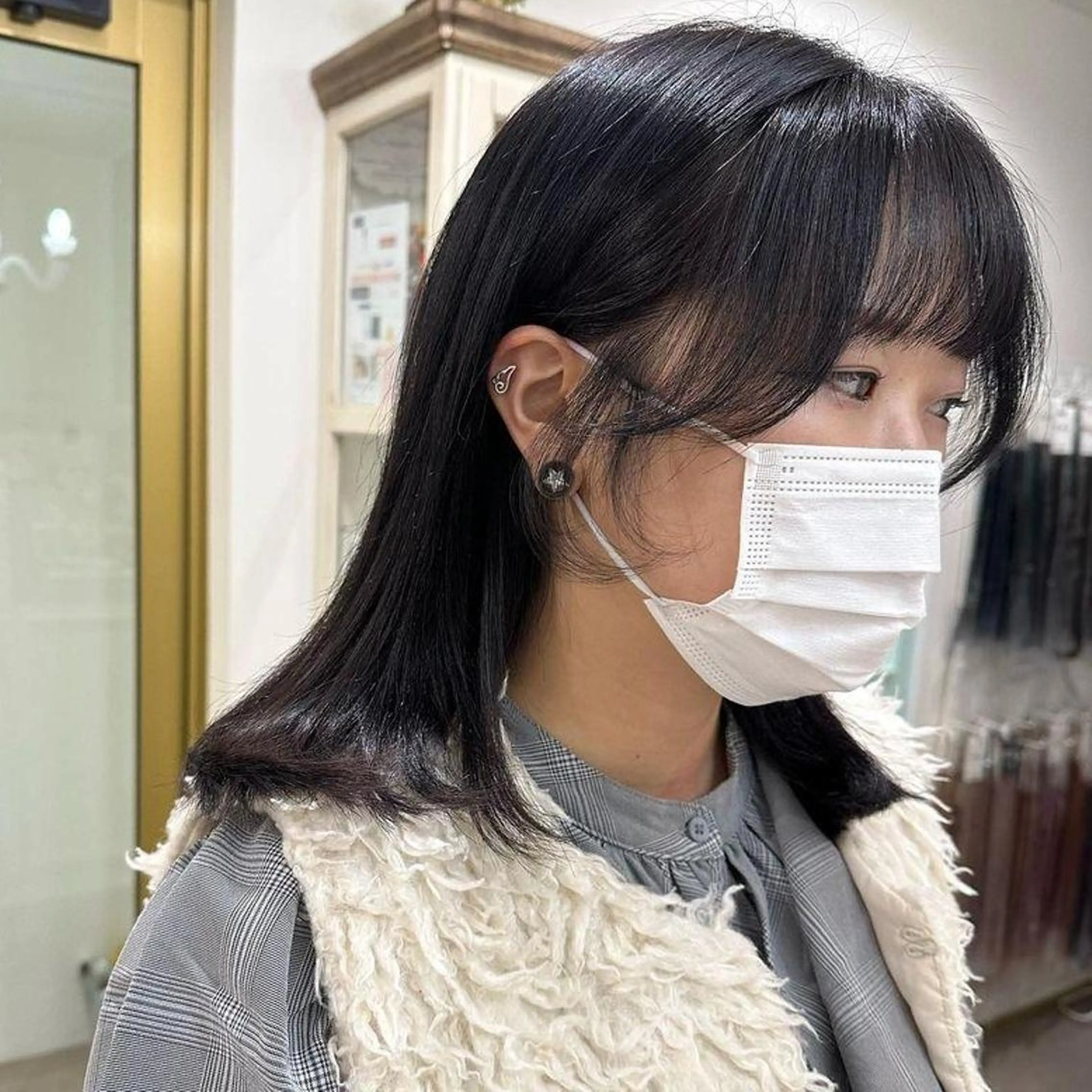 ミディアム カラー 黒髪 ブルーカラー ブルーブラック 顔周りカット ヘアカラー トリートメント ORIKA 美容室のヘアスタイル