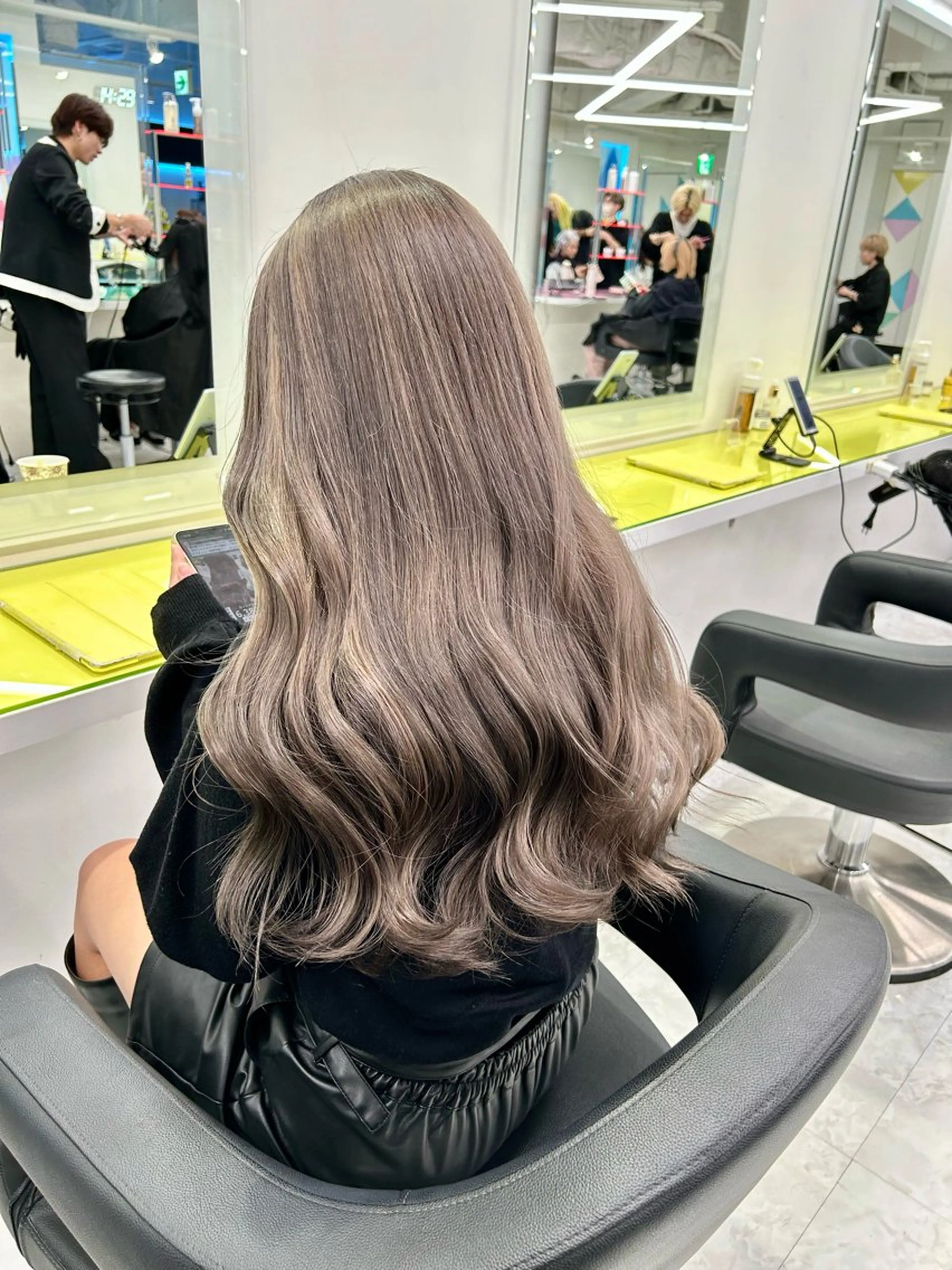 ロング カラー ヘアアレンジ トレンドモテカラー 🩷色落ちまで可愛くのヘアスタイル