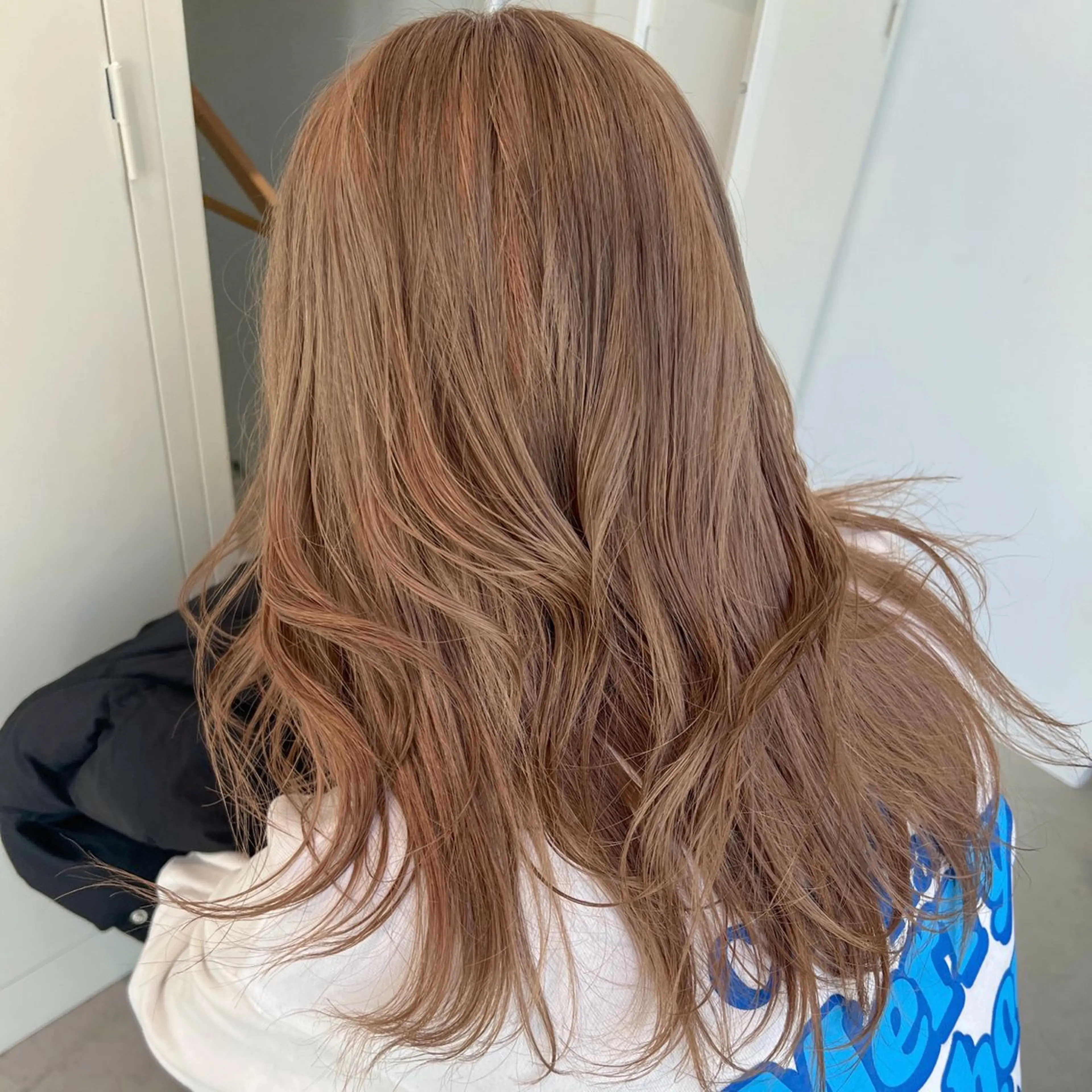 セミロング カラー ヘアカラー トリートメント 艶ハイトーン🔆 ️️️安座間 希のヘアスタイル