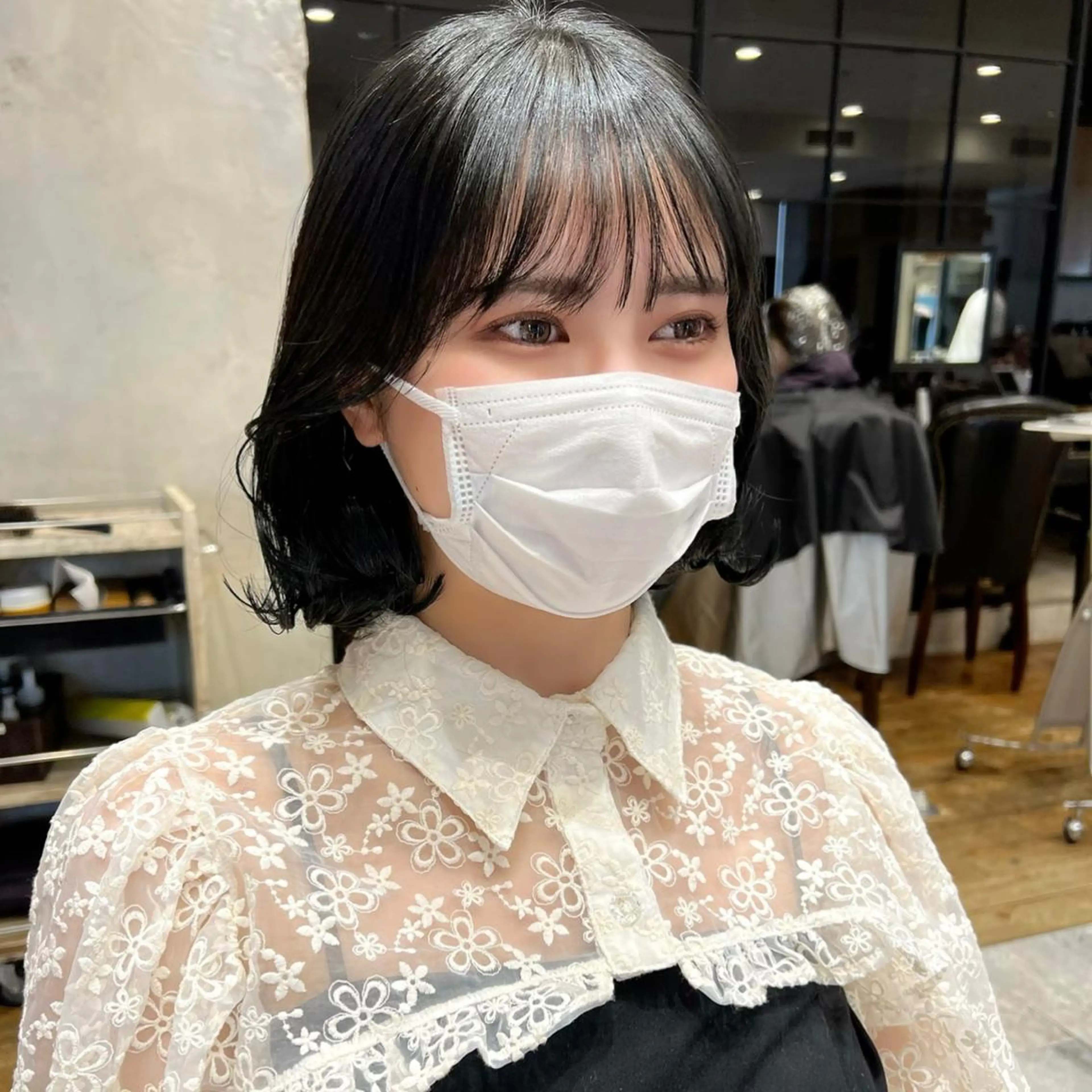 ミディアム カラー パーマ ヘアアレンジ 黒髪 ブルーカラー ブルーブラック イルミナカラー くびれヘア カット ヘアカラー トリートメント ヘアセット 日本一の小顔カット/ ボブ/顔周り/韓国のヘアスタイル