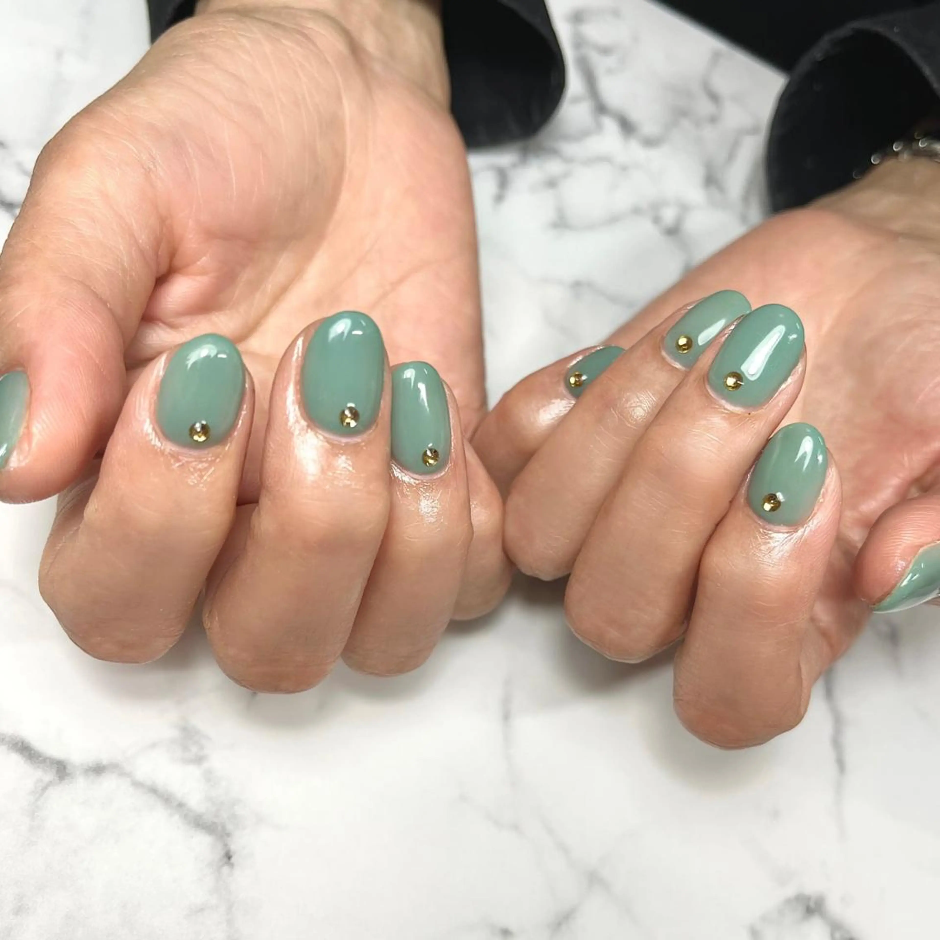 ネイル ジェルネイル グリーン 持ち込み オフィスネイル ワンカラーネイル ハンドネイル NAIL NOWのネイルデザイン