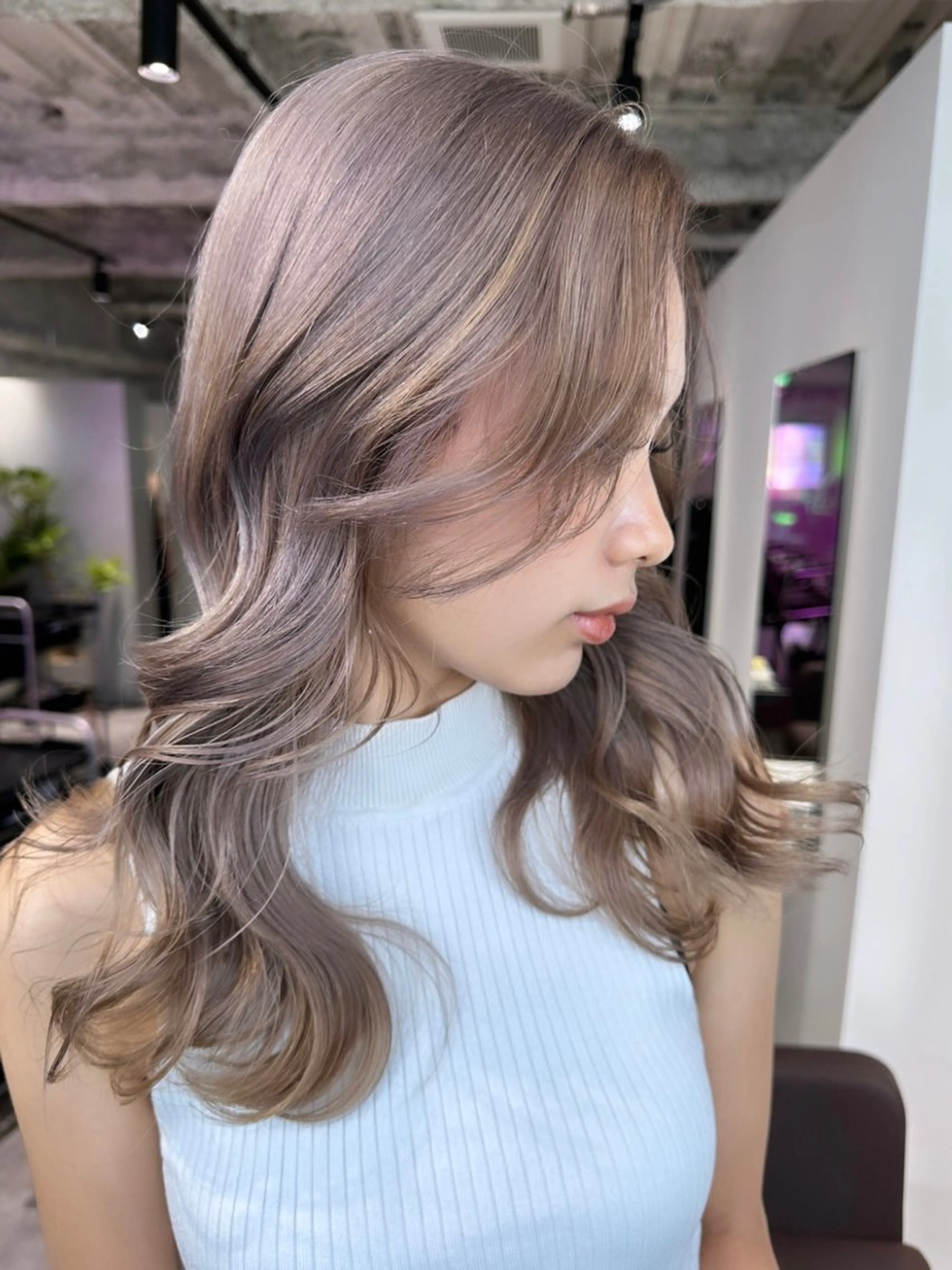 ロング カラー ヘアアレンジ ベージュカラー ブリーチ イヤリングカラー ハイトーンカラー ミルクティーベージュ ヘアカラー トリートメント 髪質改善/縮毛矯正 ダブルカラー/Youのヘアスタイル