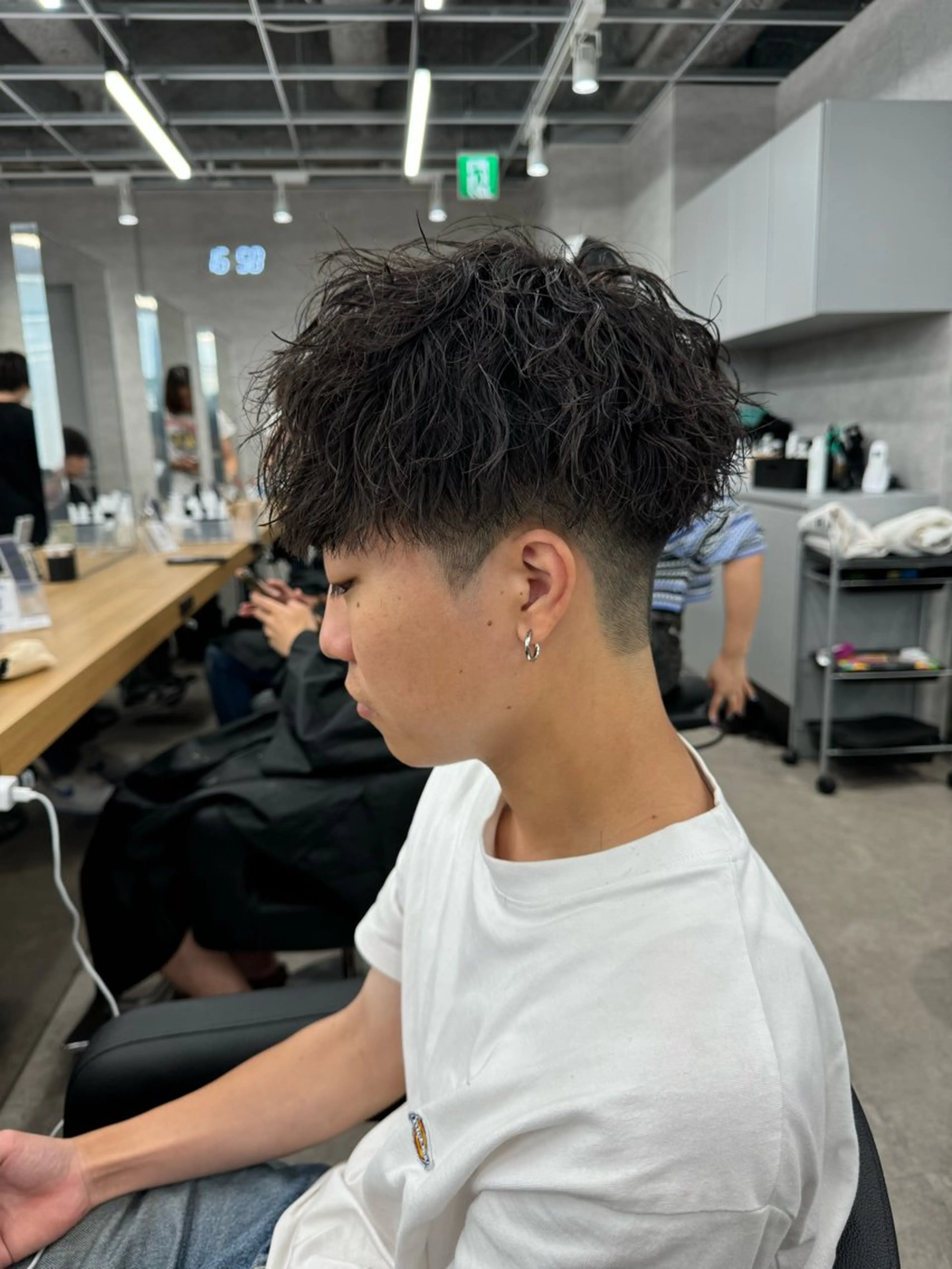 ショート カラー パーマ ヘアアレンジ メンズ センターパート マッシュ メンズパーマ スペインカール スパイキーショート カット パーマ トリートメント ヘッドスパ ヘアセット スパイキー/フェザー /波巻き/かいとのヘアスタイル