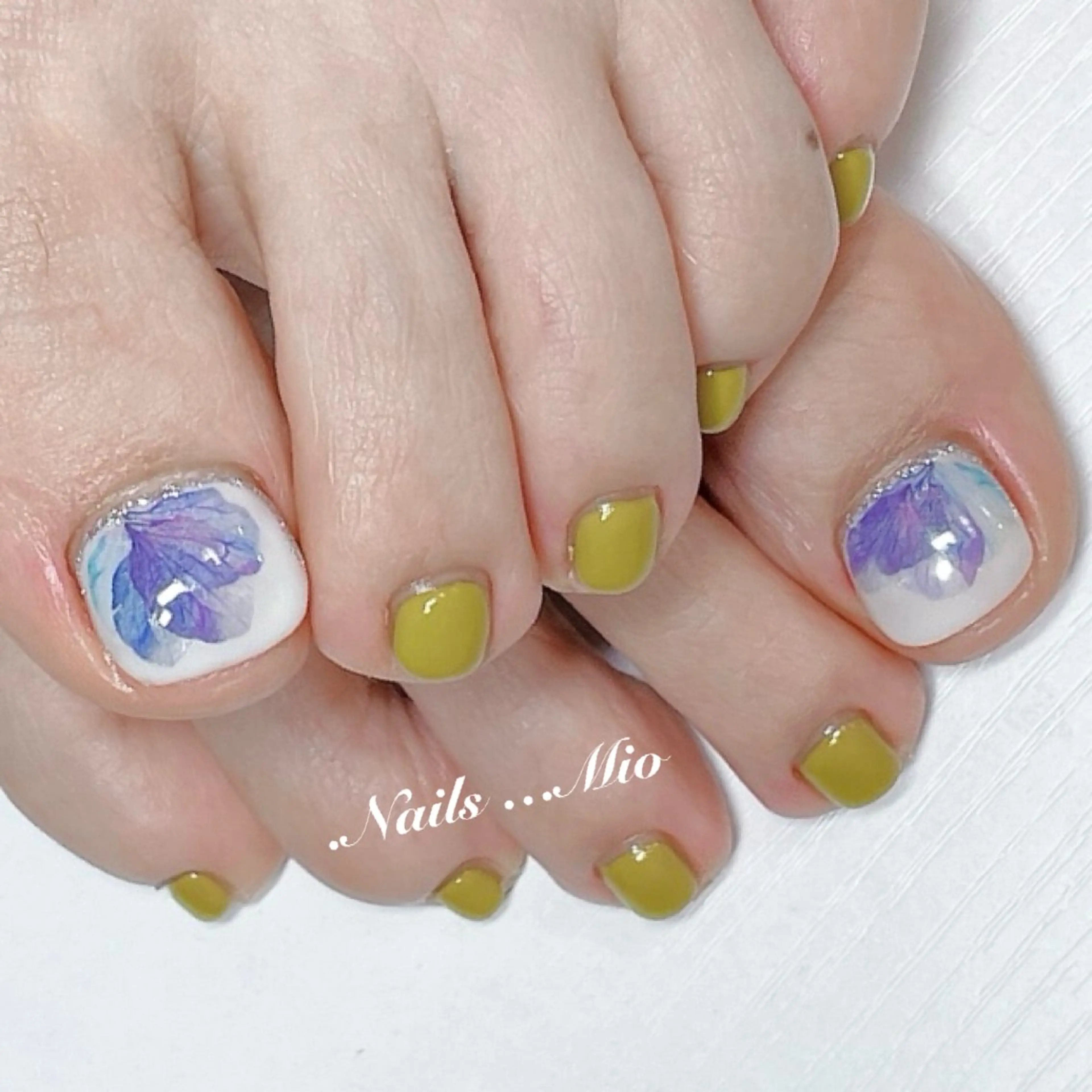 ネイル アートネイル フットネイル ジェルネイル ワンカラーネイル 赤色 .Nails Mio 赤羽西ネイルサロンのネイルデザイン