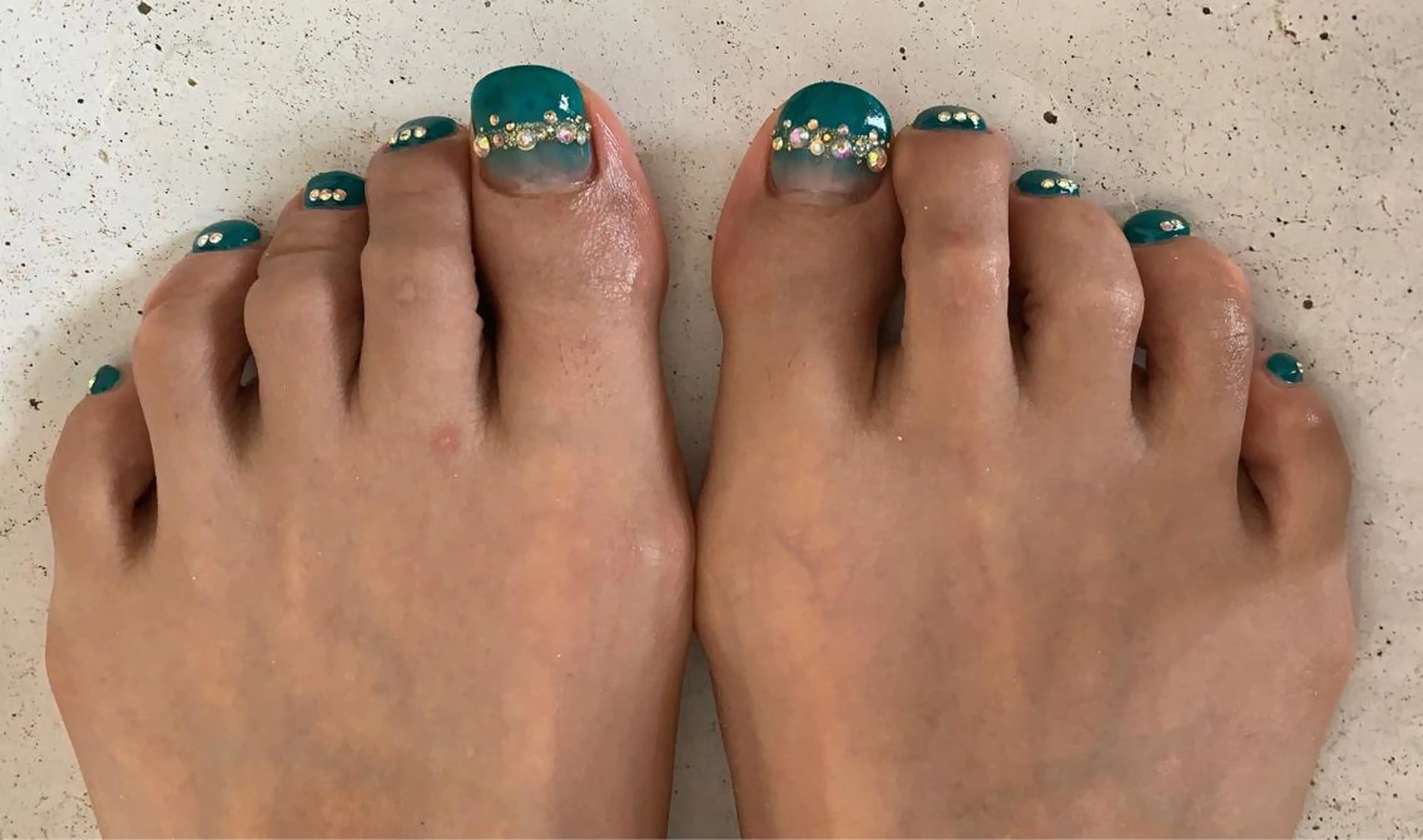 ネイル アートネイル グラデーション ストーンネイル nico.nico.mark NAIL所属・小林 梓のエステ・リラクイメージ