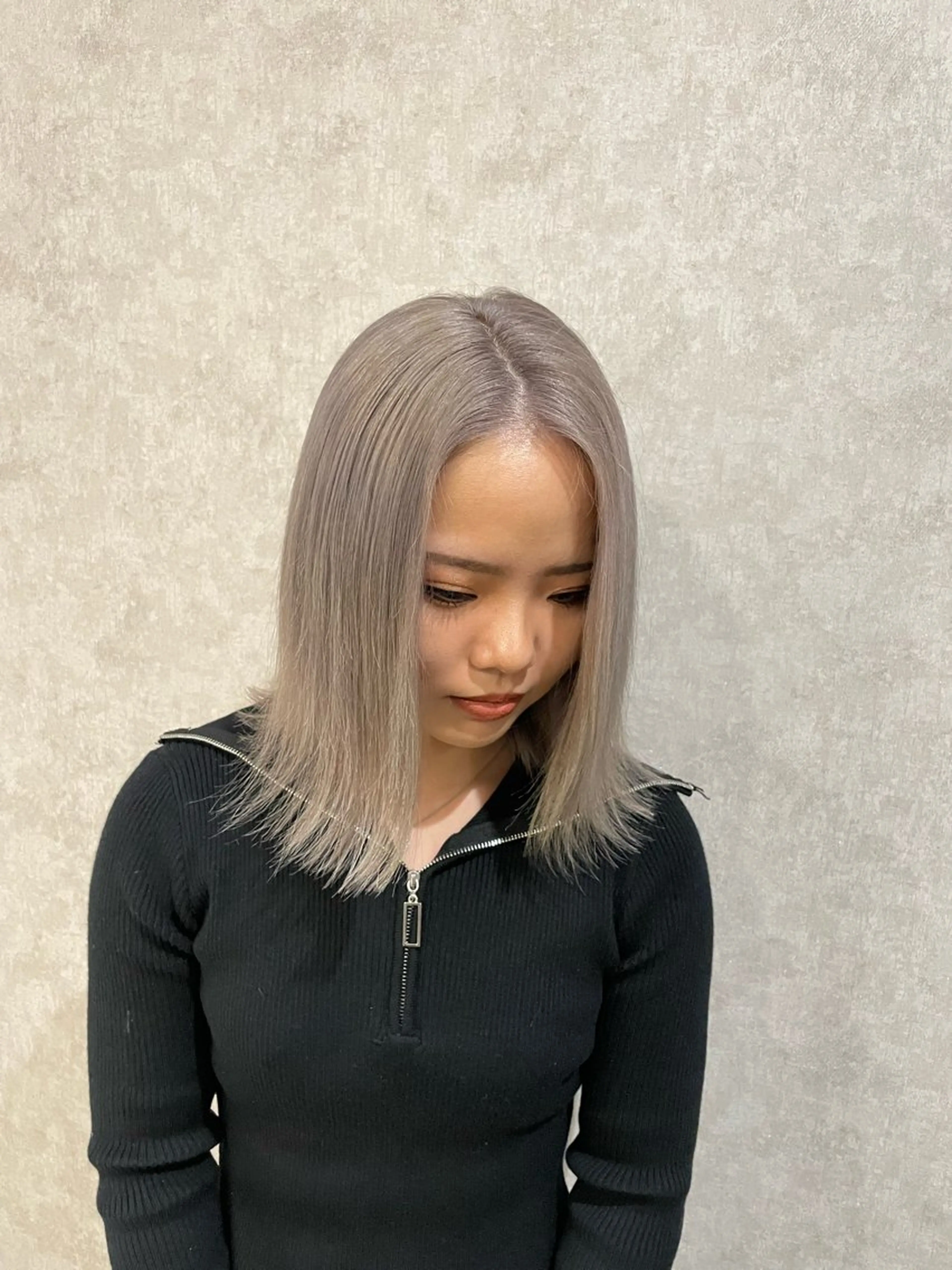 ミディアム カラー ブリーチ ケアブリーチ 透明感カラー シルバー ホワイトシルバー Taku ／ケアハイトーンのヘアスタイル