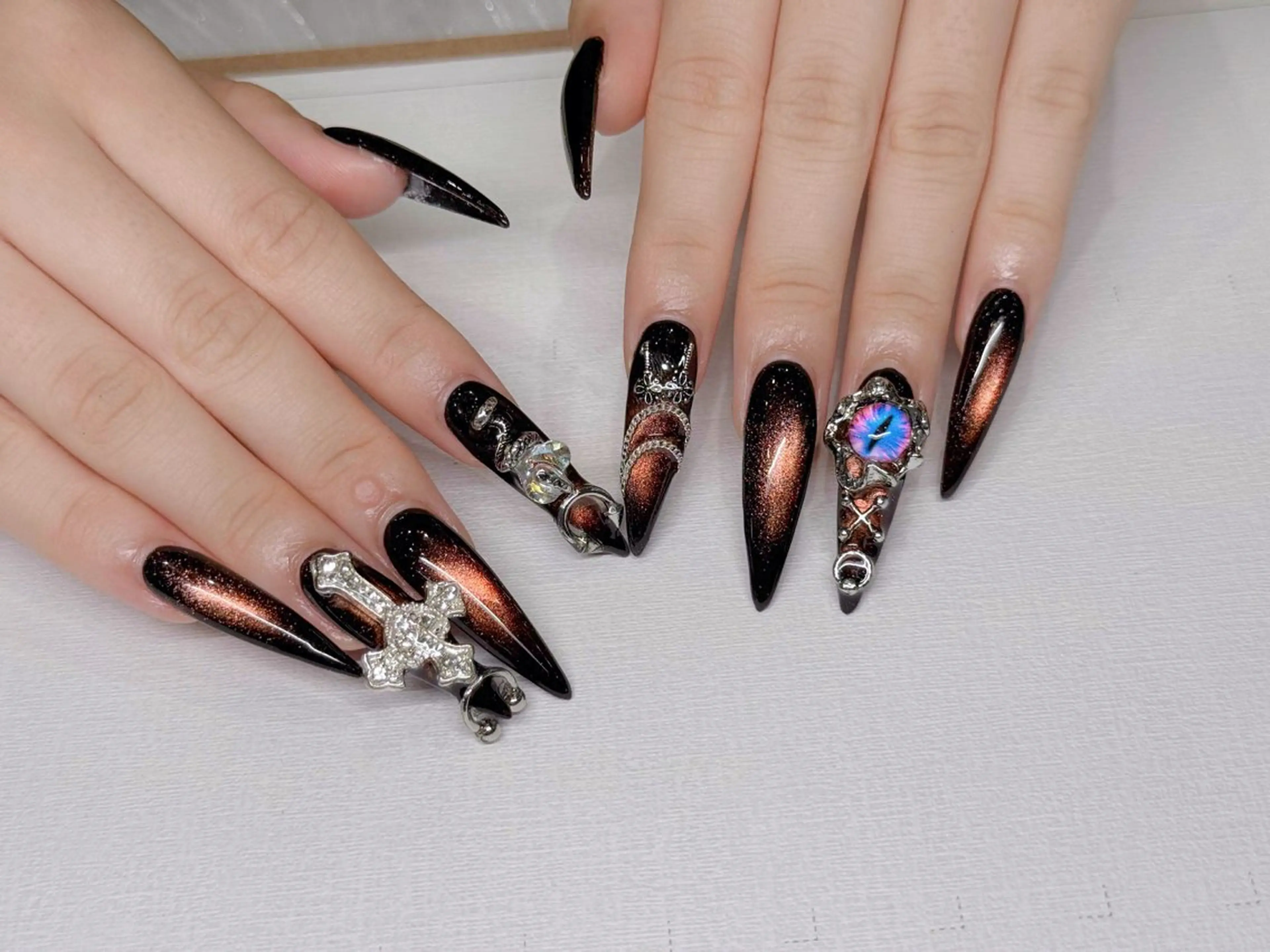 ネイル オーロラネイル ブルー チークネイル フットネイル フレンチネイル ハンドネイル NAILS 168 池袋西口駅前店のネイルデザイン