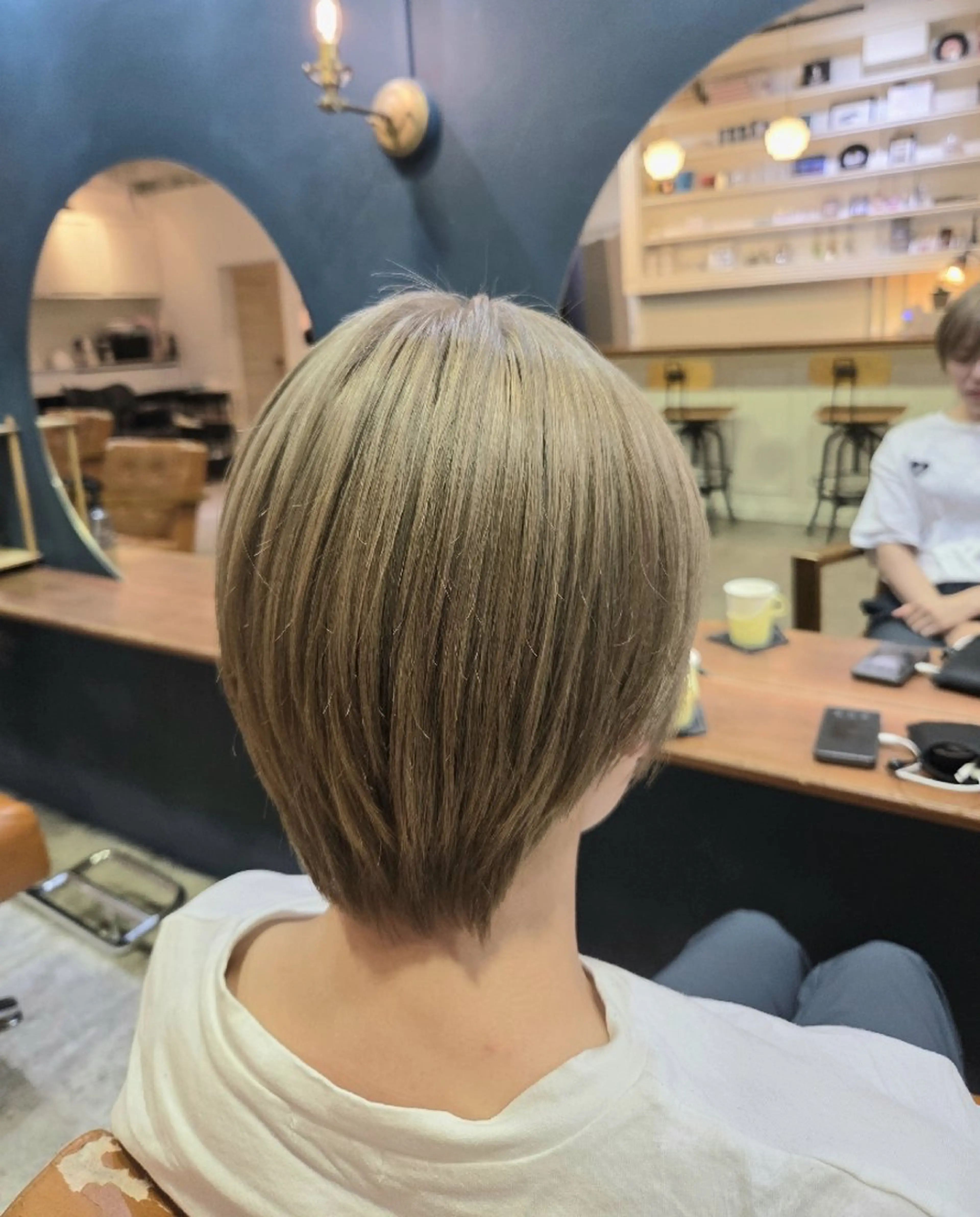 カラー ショート shoto ベージュカラー、ボブのヘアスタイル