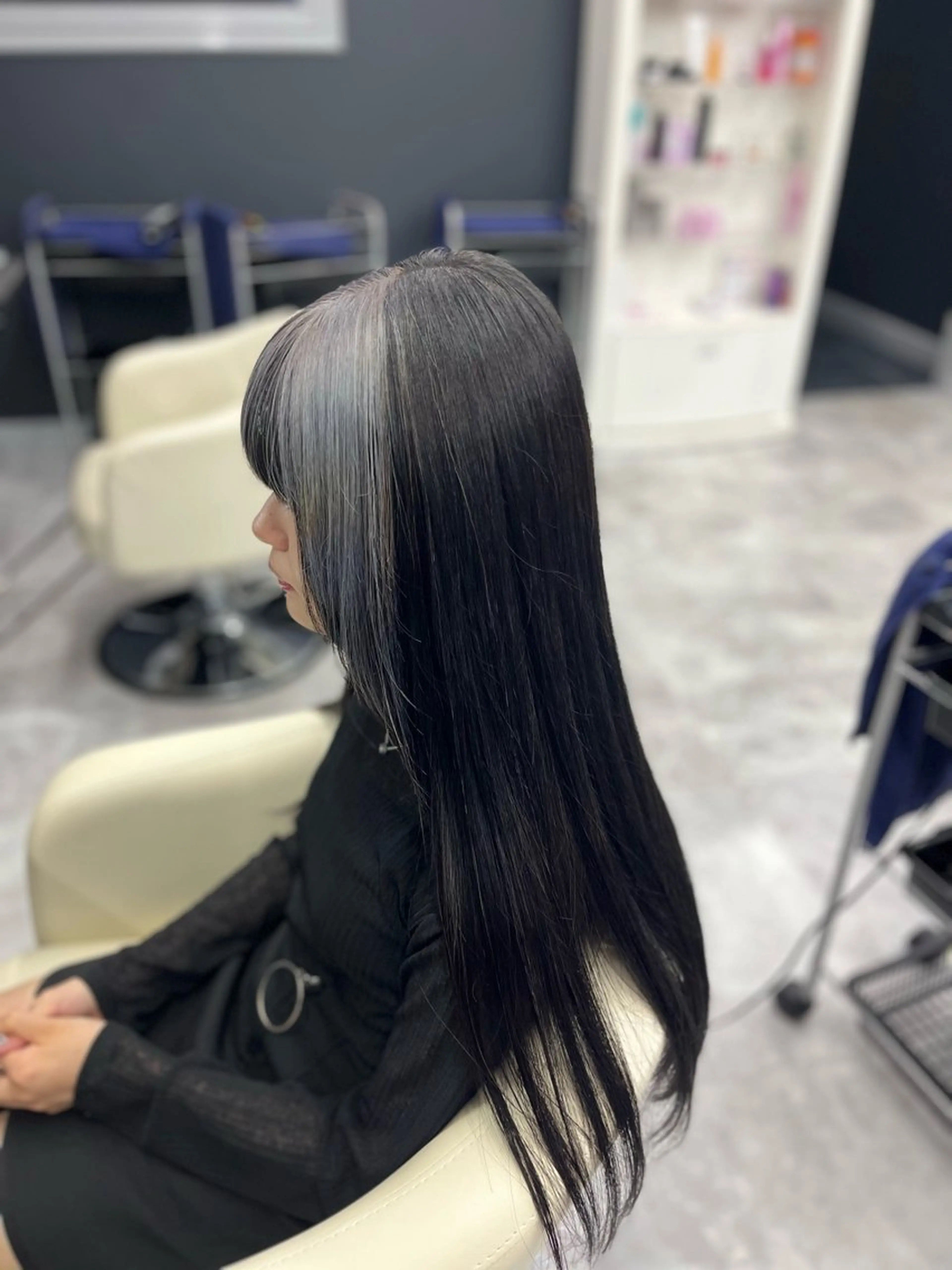 ロング カラー シルバー 顔周りカット ヘアカラー White梅田  ／ COCOのヘアスタイル