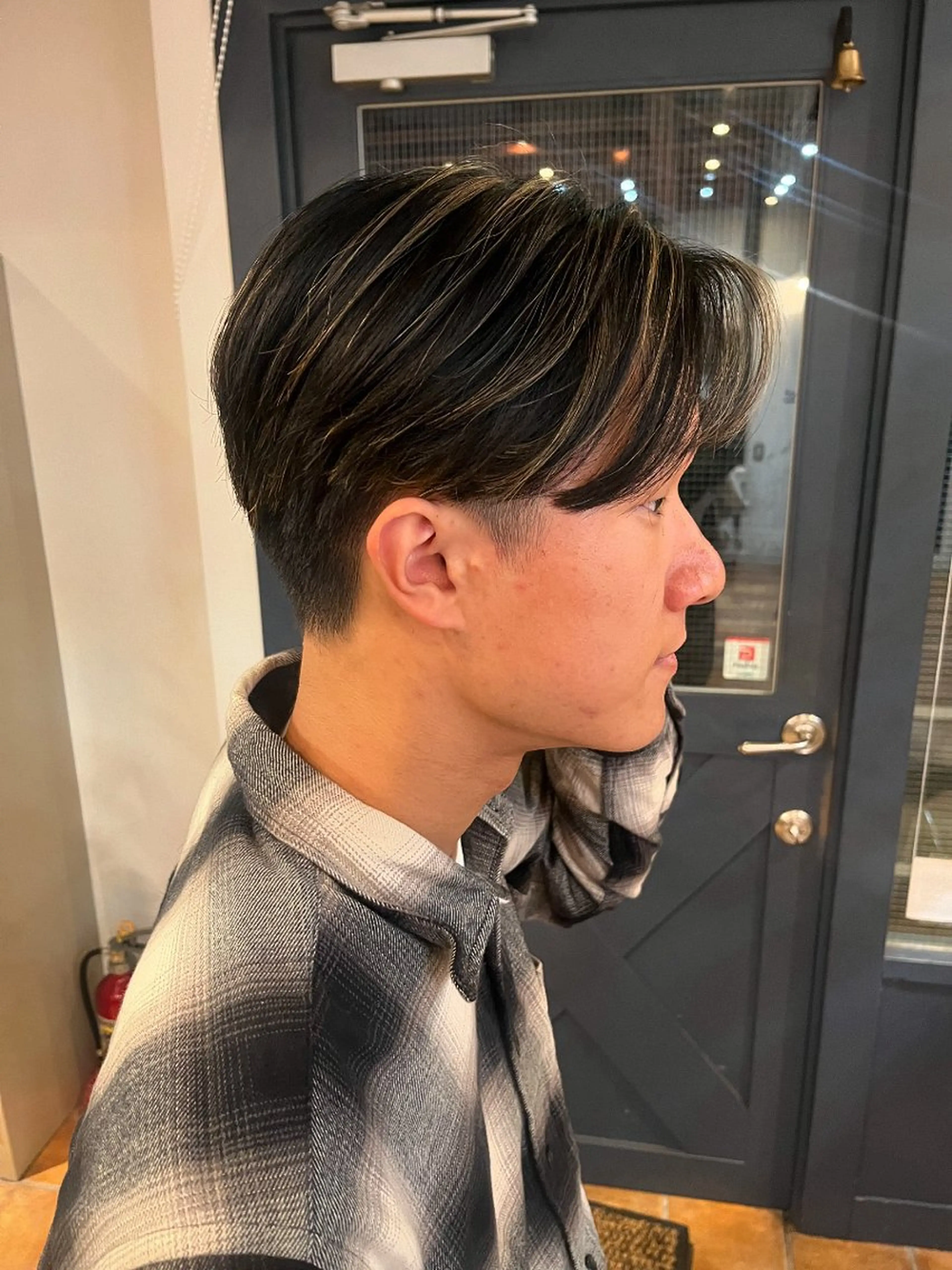 メンズ センターパート メンズハイライト カット Aube Hair McQueen所属・クリハラ シュウのヘアスタイル