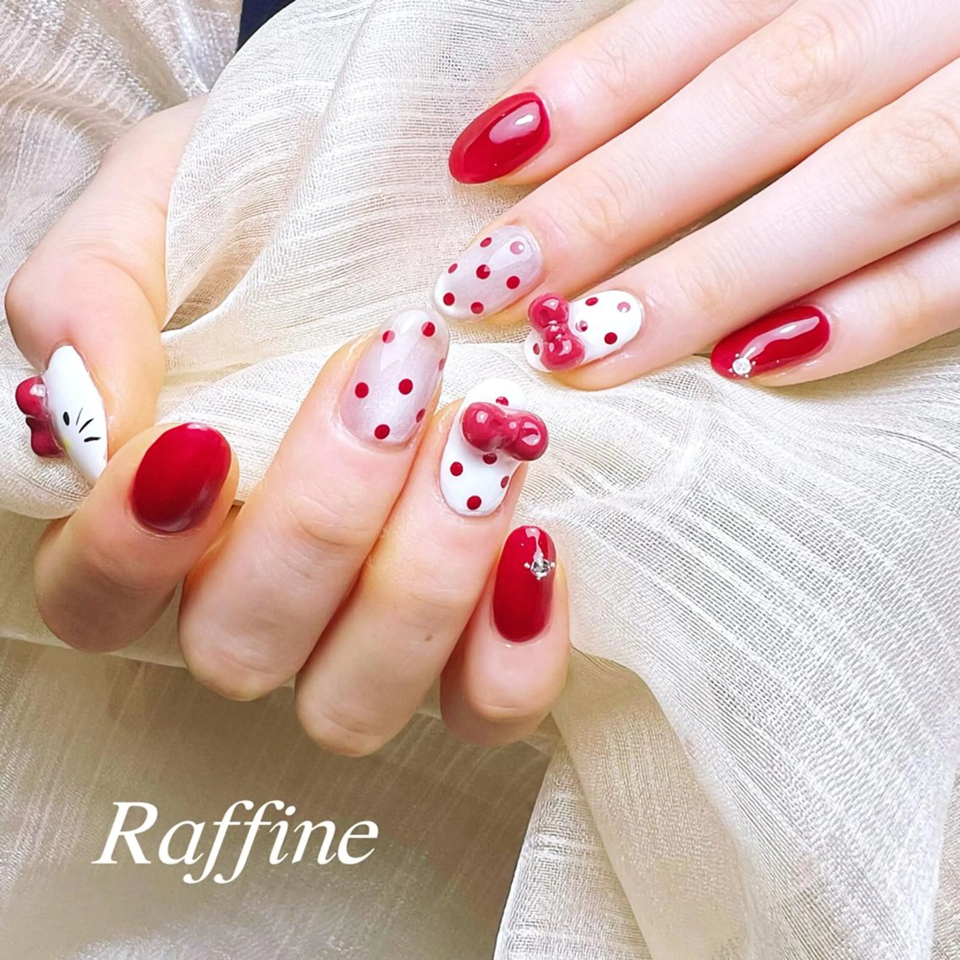 ネイル ハンドネイル RAFFINE 月🦋🩵のネイルデザイン