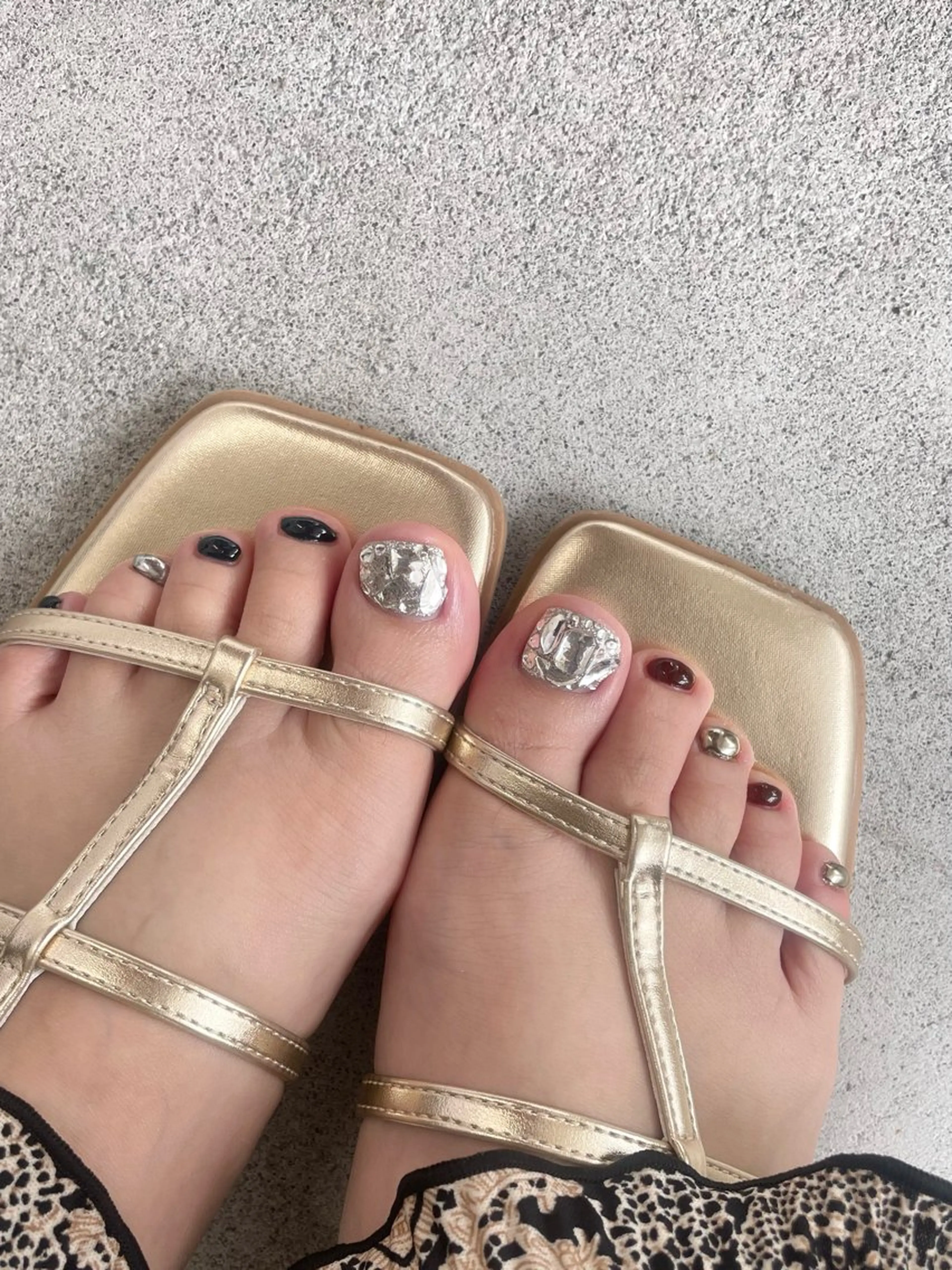 ネイル フットネイル キラキラネイル フットネイル JFYnail所属・昭和町ネイル 𝘯𝘢𝘮𝘪のネイルデザイン