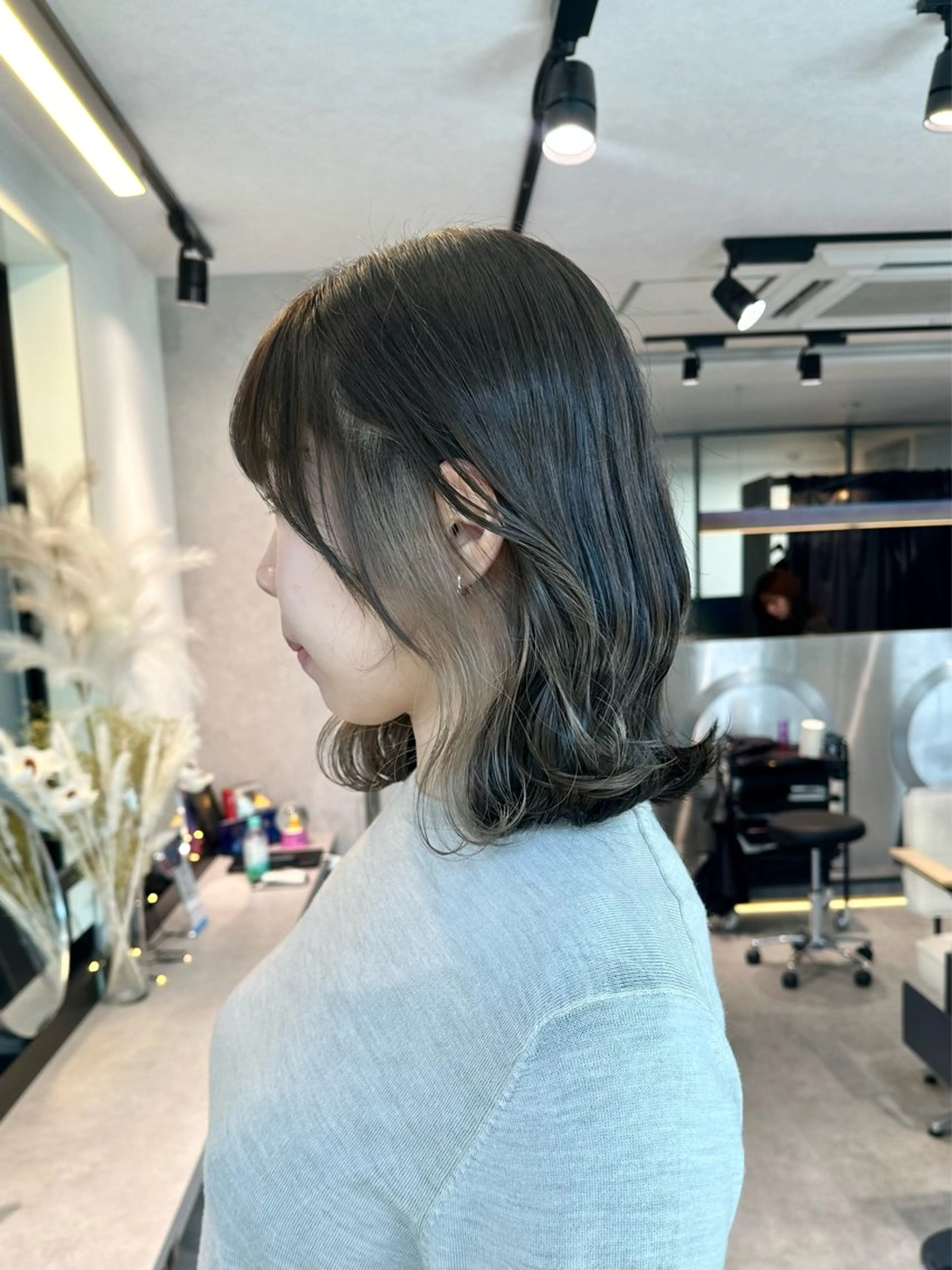 ミディアム カラー ベージュカラー ブリーチ イヤリングカラー インナーカラー ブリーチ/ハイトーン 艶カラー/ユリナのヘアスタイル