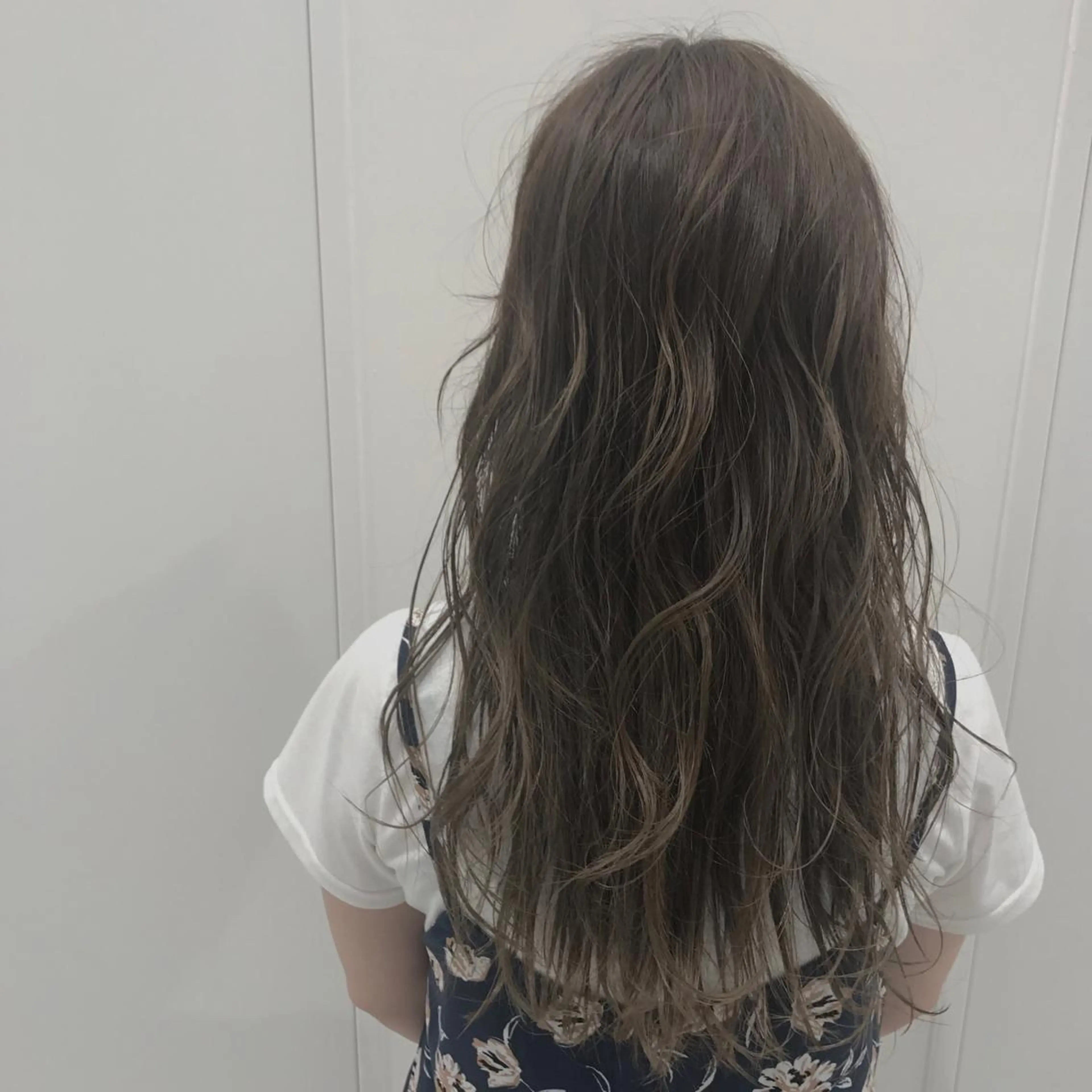 ロング カラー グレージュ ハイライトカラー ハイライト AGU akariのヘアスタイル