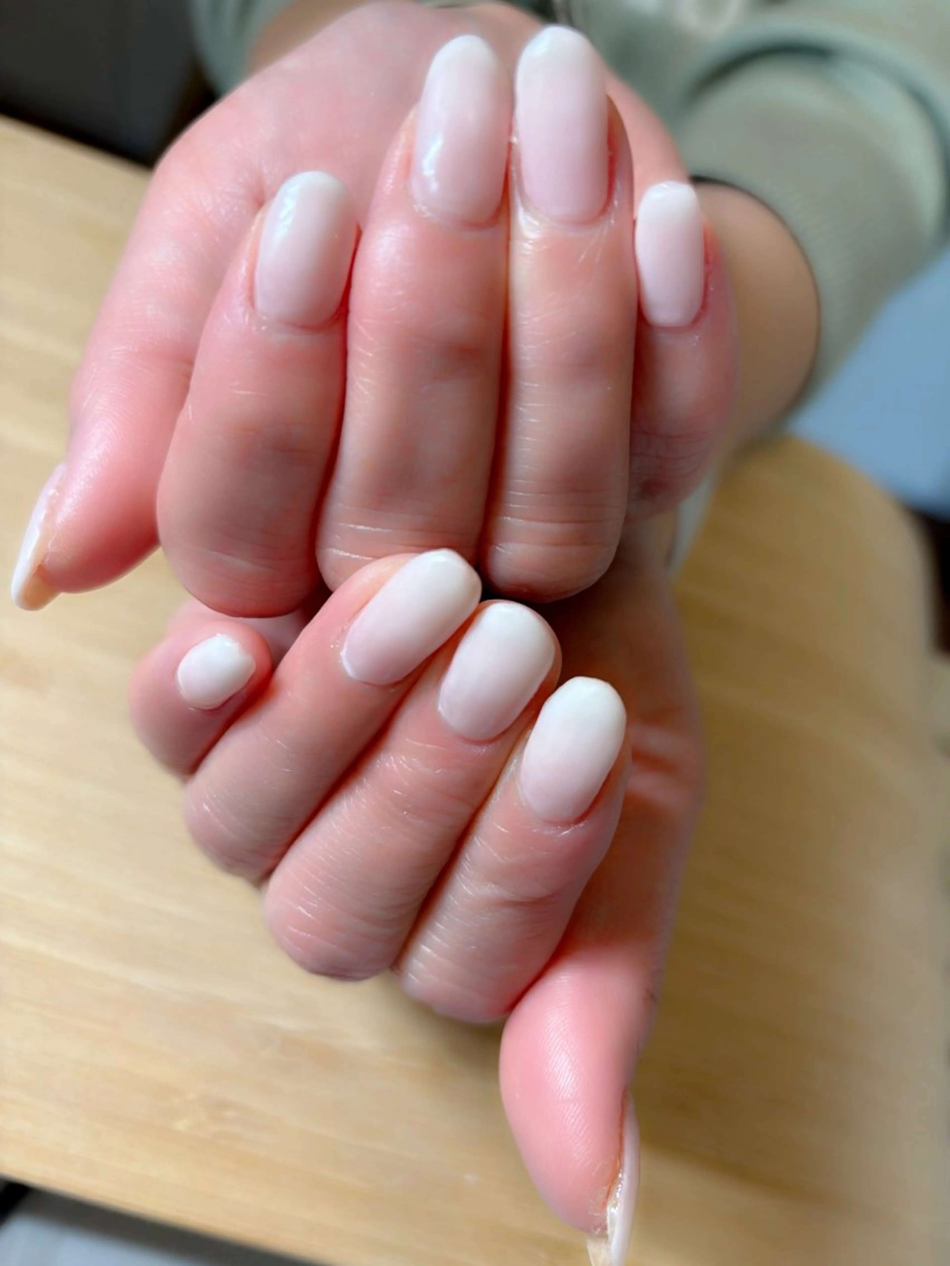 ネイル グラデーション ホワイト ハンドネイル komohana salon🌺のネイルデザイン