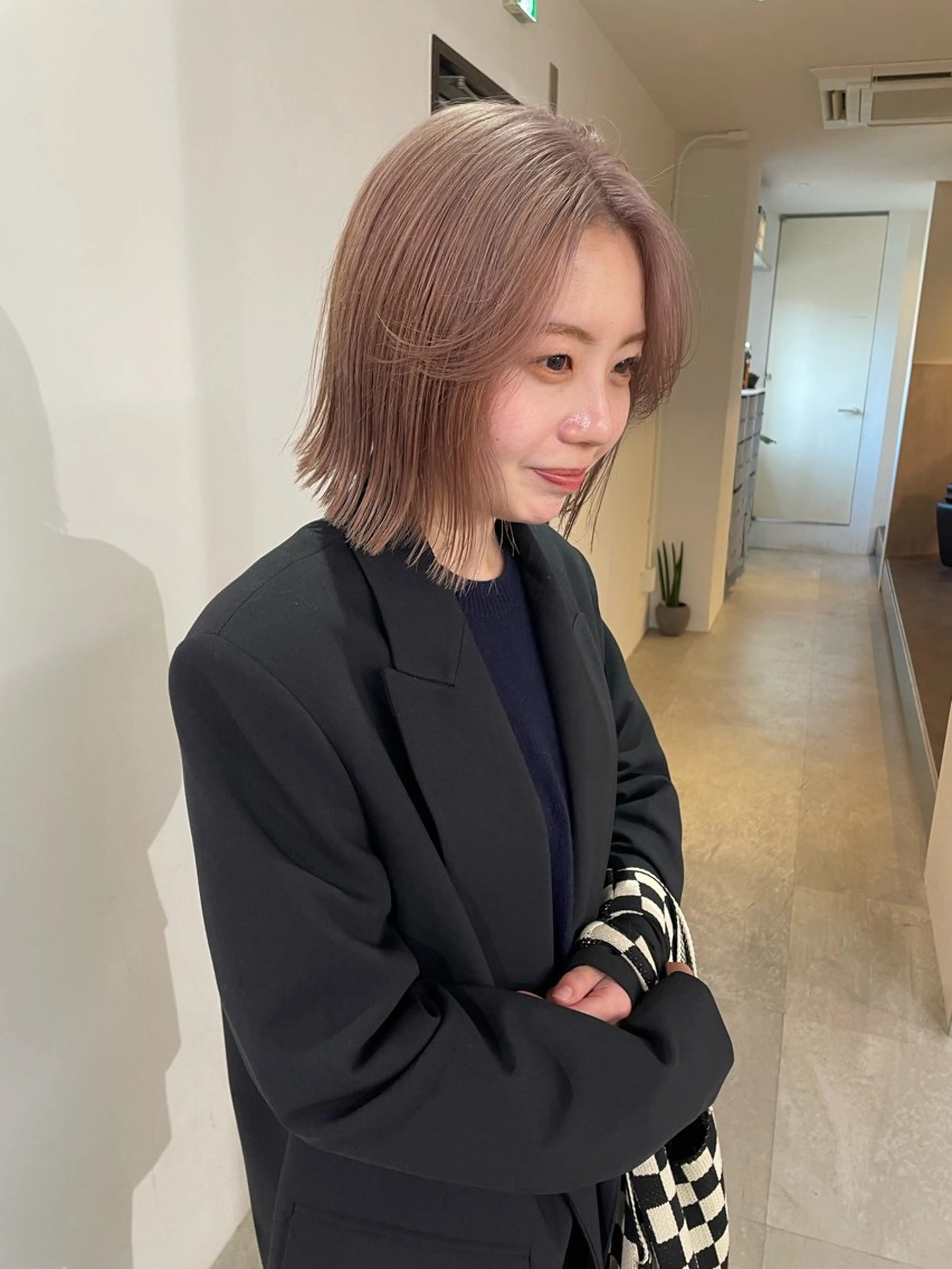 ショート カラー ベージュカラー ブリーチ ケアブリーチ ダブルカラー ハイトーンカラー ヘアカラー トリートメント MIU/ルーツカラー ボブ/顔周りレイヤーのヘアスタイル