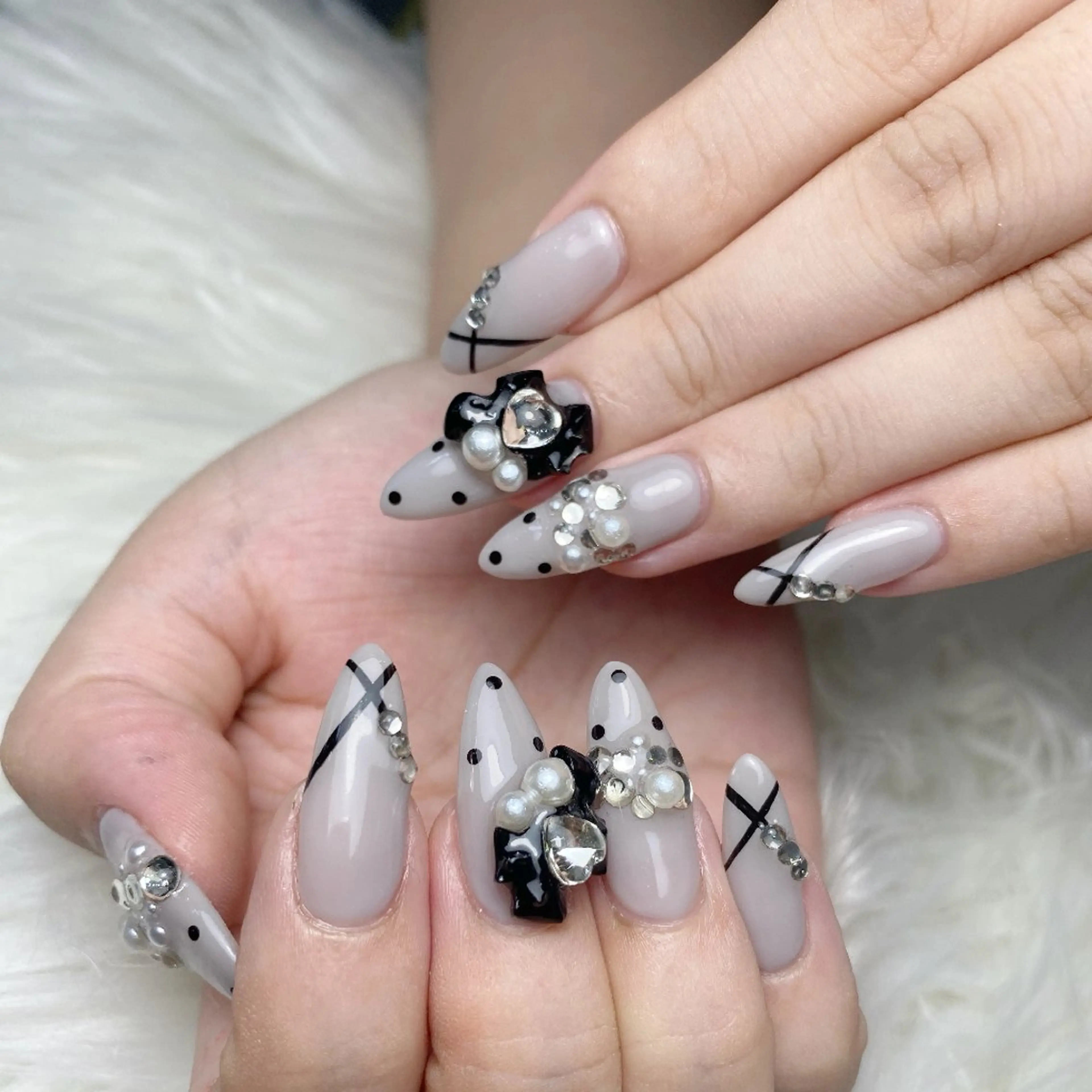ネイル チークネイル 長さ出し フレンチネイル ジェルネイル キラキラネイル ハンドネイル UM Nail Salonのネイルデザイン