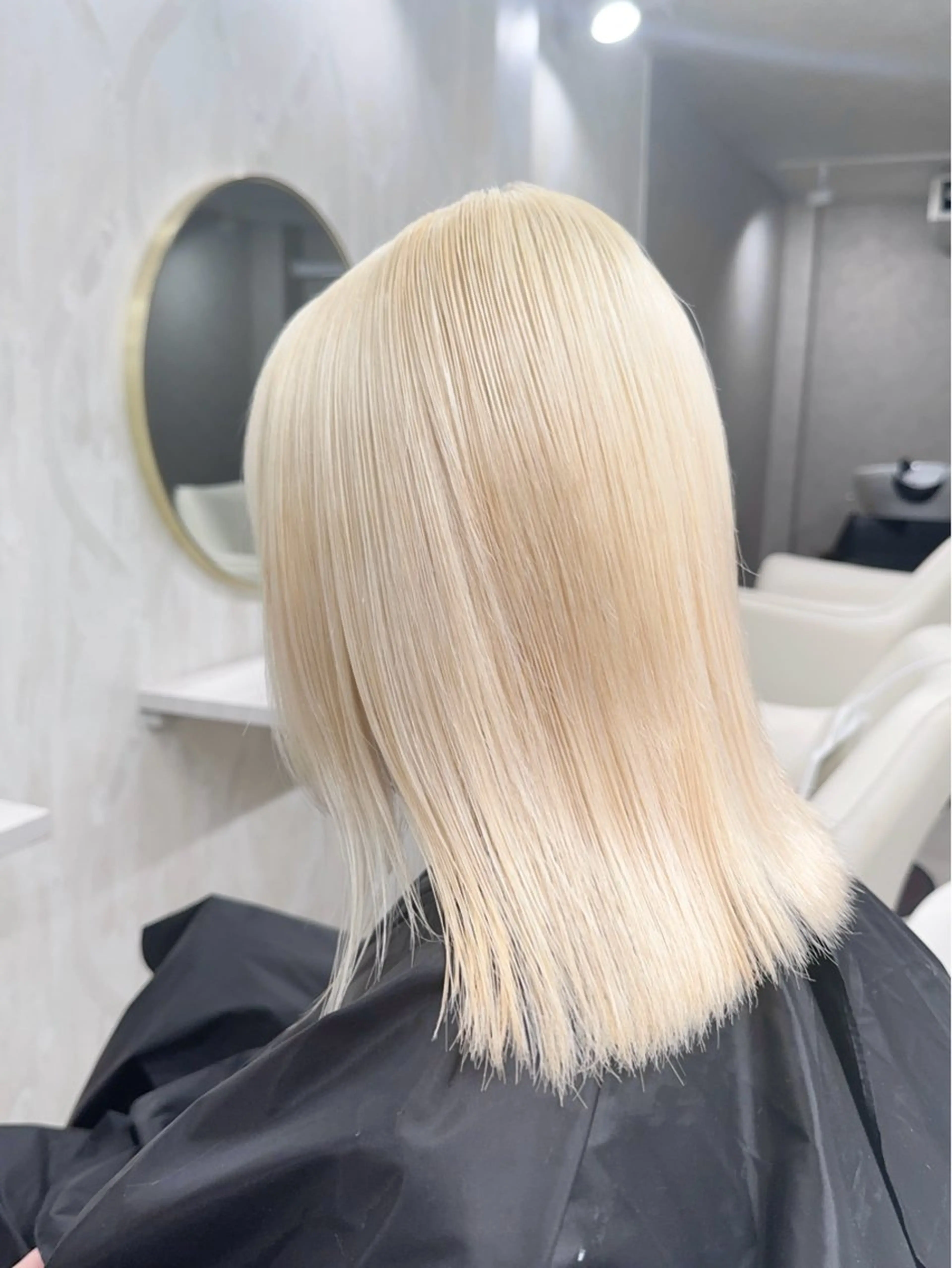 セミロング ヘアカラー 前髪カット🩶レイヤ ー🩶ハイトーン🩶のヘアスタイル