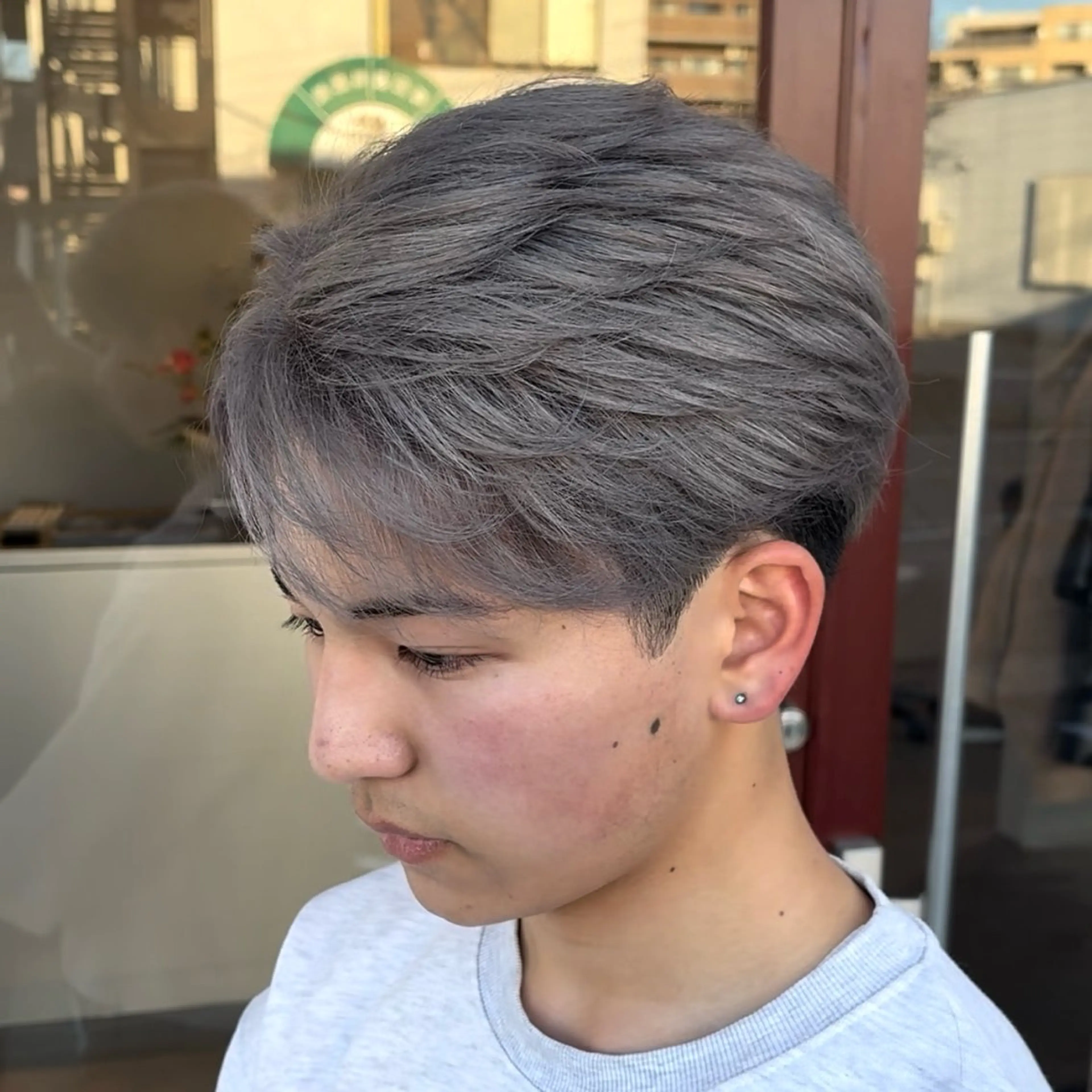 カラー メンズ マッシュ シルバー ホワイトシルバー カット ヘアカラー GISELA サリナのヘアスタイル