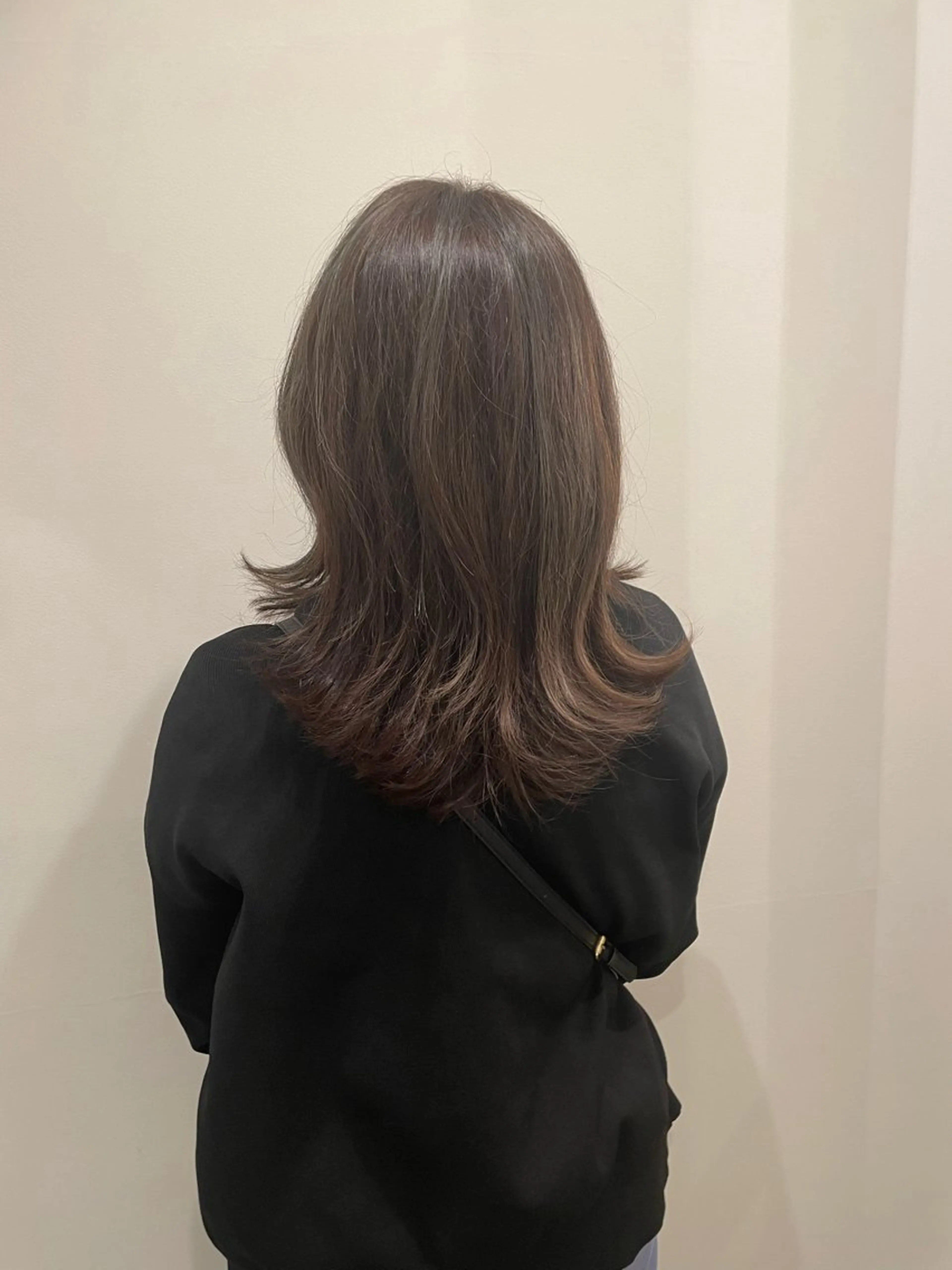 セミロング カラー グレージュ レイヤーカット カット ヘアカラー 透け感カラー🫧 加納トモヒロのヘアスタイル