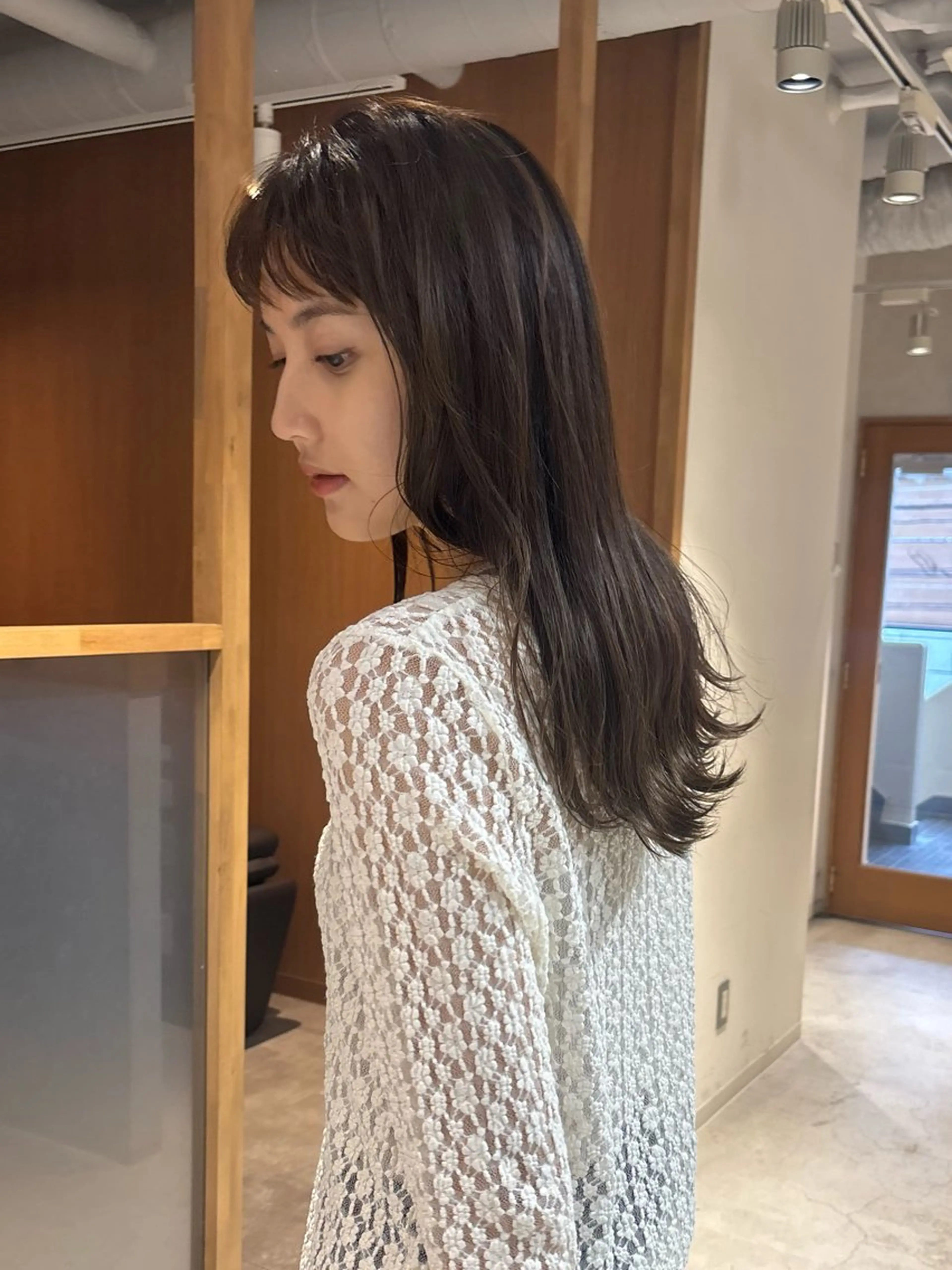 ミディアム カラー ミディアムパーマ ベージュカラー 透明感カラー オリーブベージュ 髪質改善 ヘアカラー トリートメント mei｜顔まわり ×透明感カラーのヘアスタイル