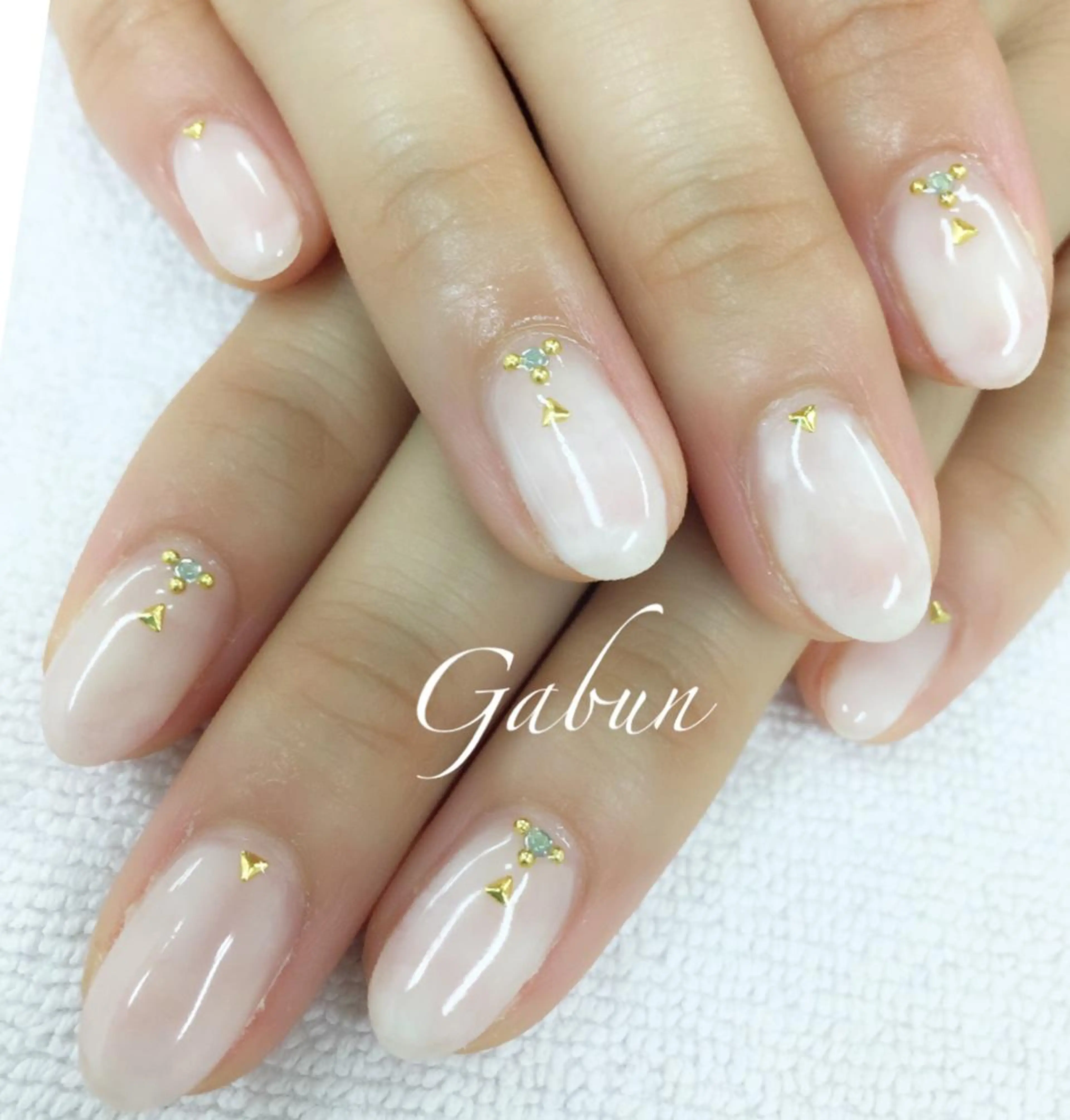 ミディアム カラー ネイル LOTUS ネイルサロンのネイルデザイン